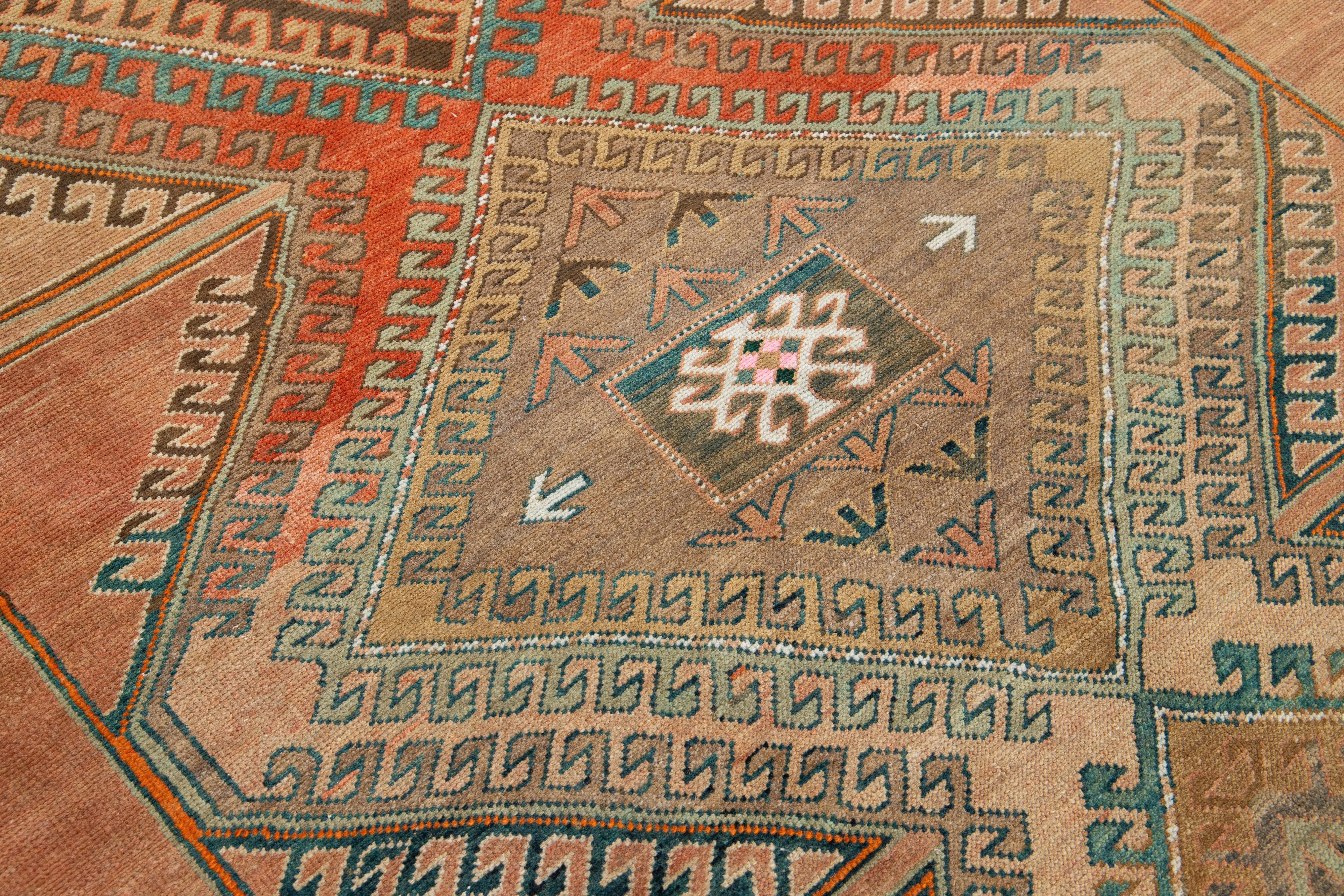 Handgefertigter Pfirsich Türkisch Kars Vintage  Wollteppich mit Tribal-Design im Zustand „Gut“ im Angebot in Norwalk, CT