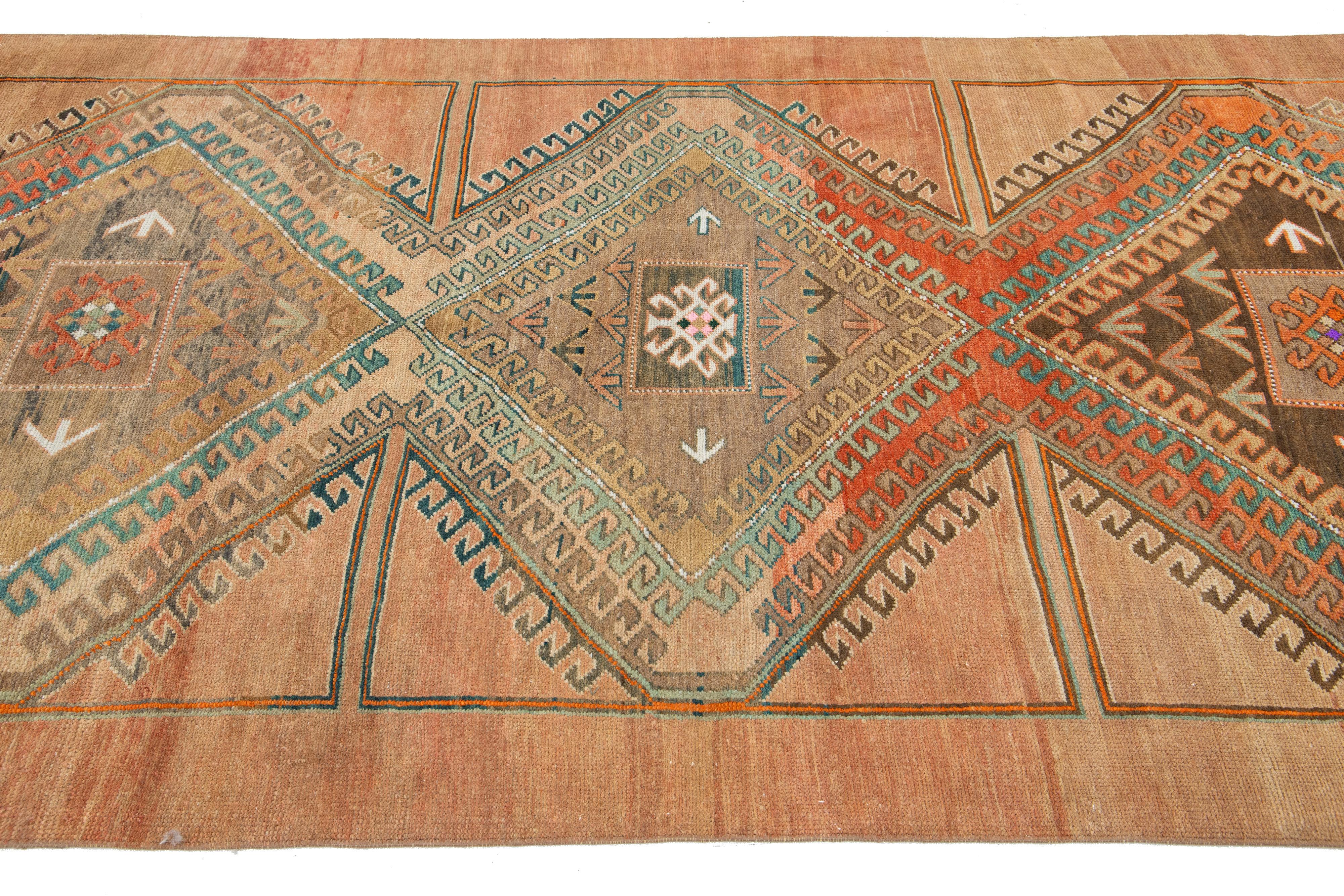 Handgefertigter Pfirsich Türkisch Kars Vintage  Wollteppich mit Tribal-Design (20. Jahrhundert) im Angebot