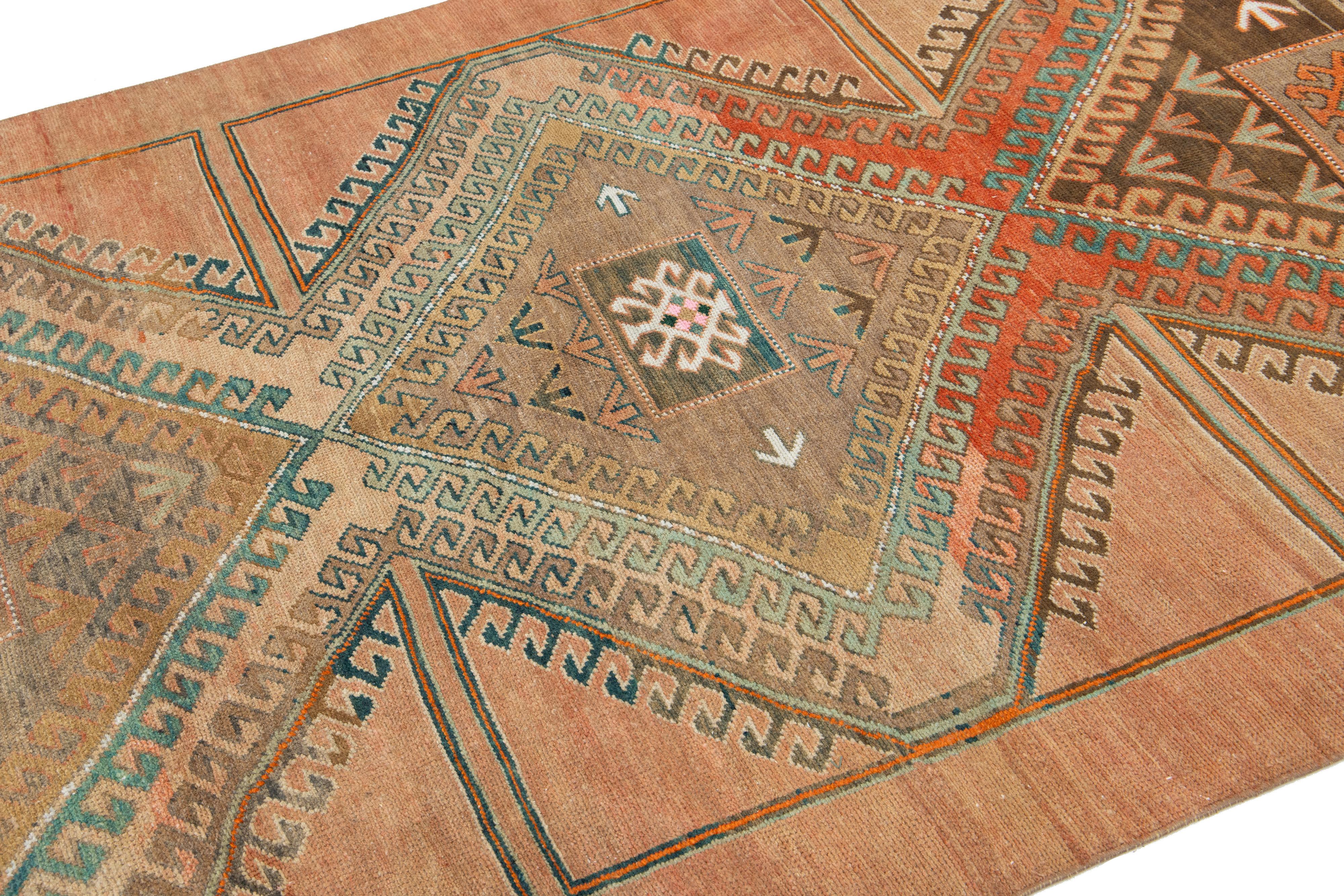 Handgefertigter Pfirsich Türkisch Kars Vintage  Wollteppich mit Tribal-Design (Wolle) im Angebot