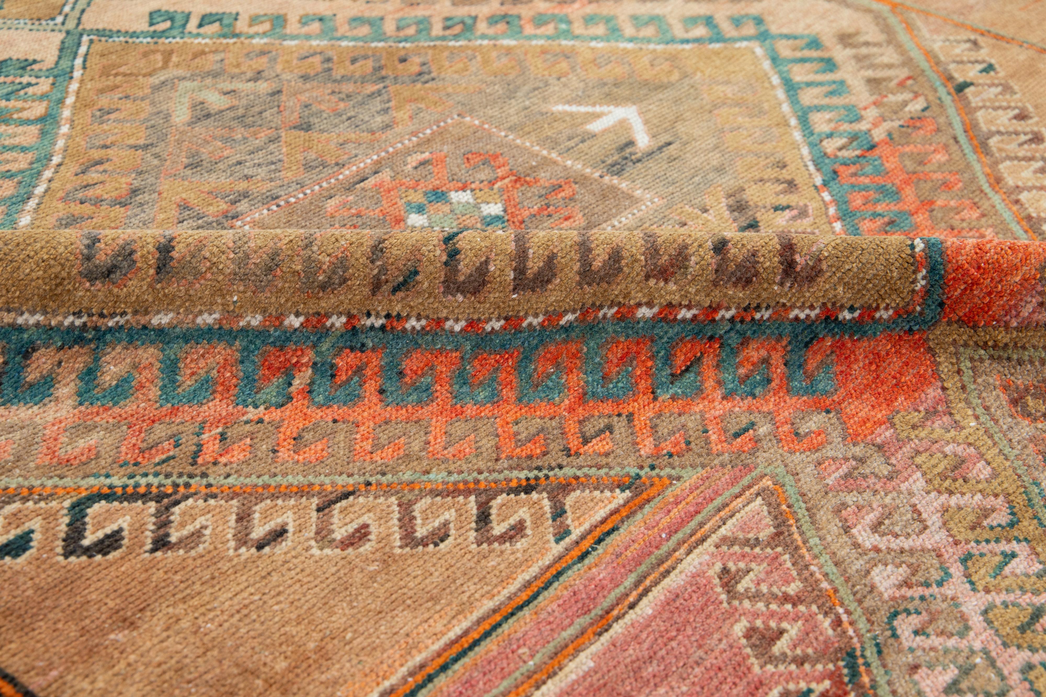 Handgefertigter Pfirsich Türkisch Kars Vintage  Wollteppich mit Tribal-Design im Angebot 1
