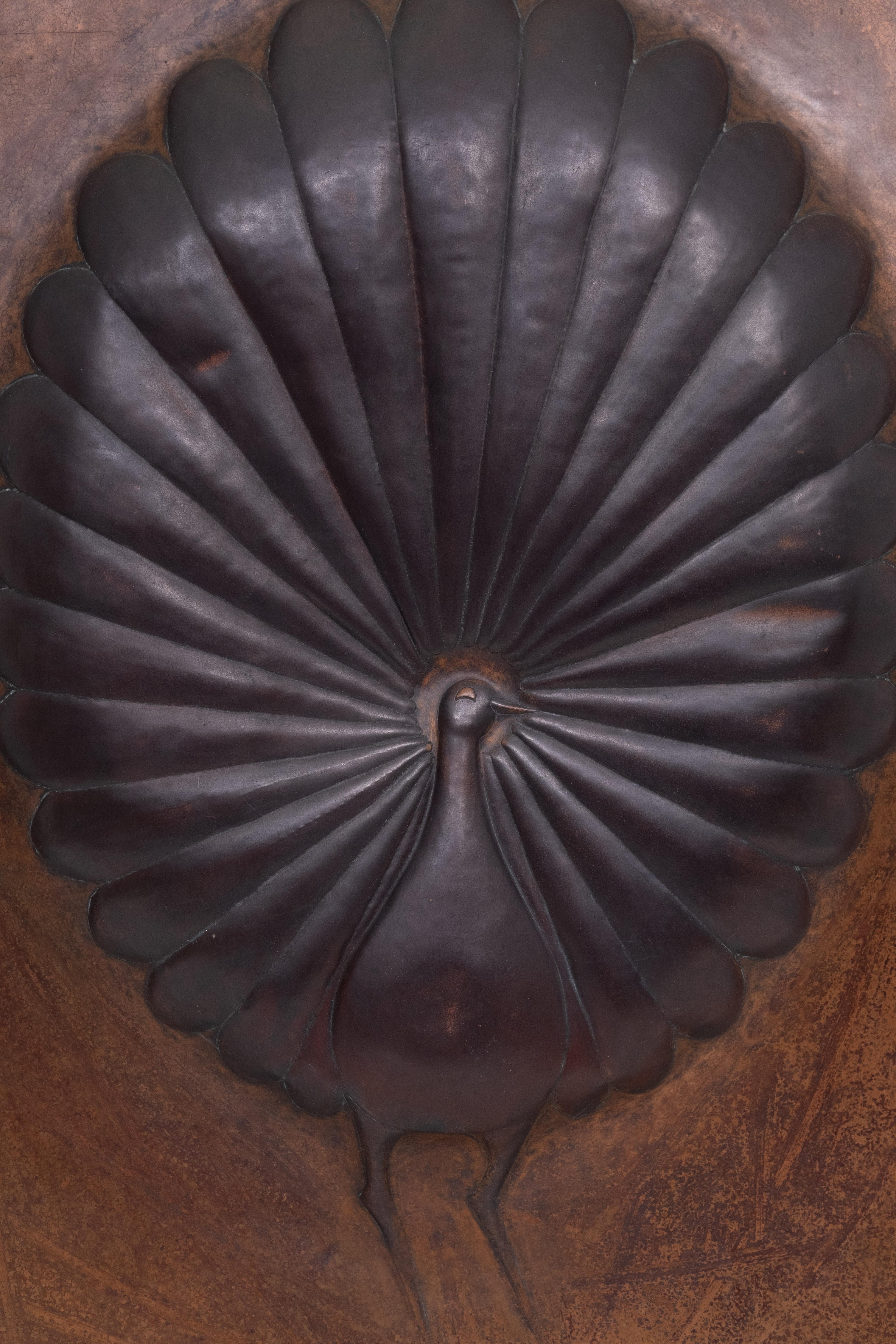 Dieses 3D-Relief eines Pfaus ist aus einer einzigen Kupferplatte gefertigt.          unterzeichnet Kapingca   Sambia, Afrika, damals, in den 1970er Jahren.
gehämmert in eine  Kupferblech.