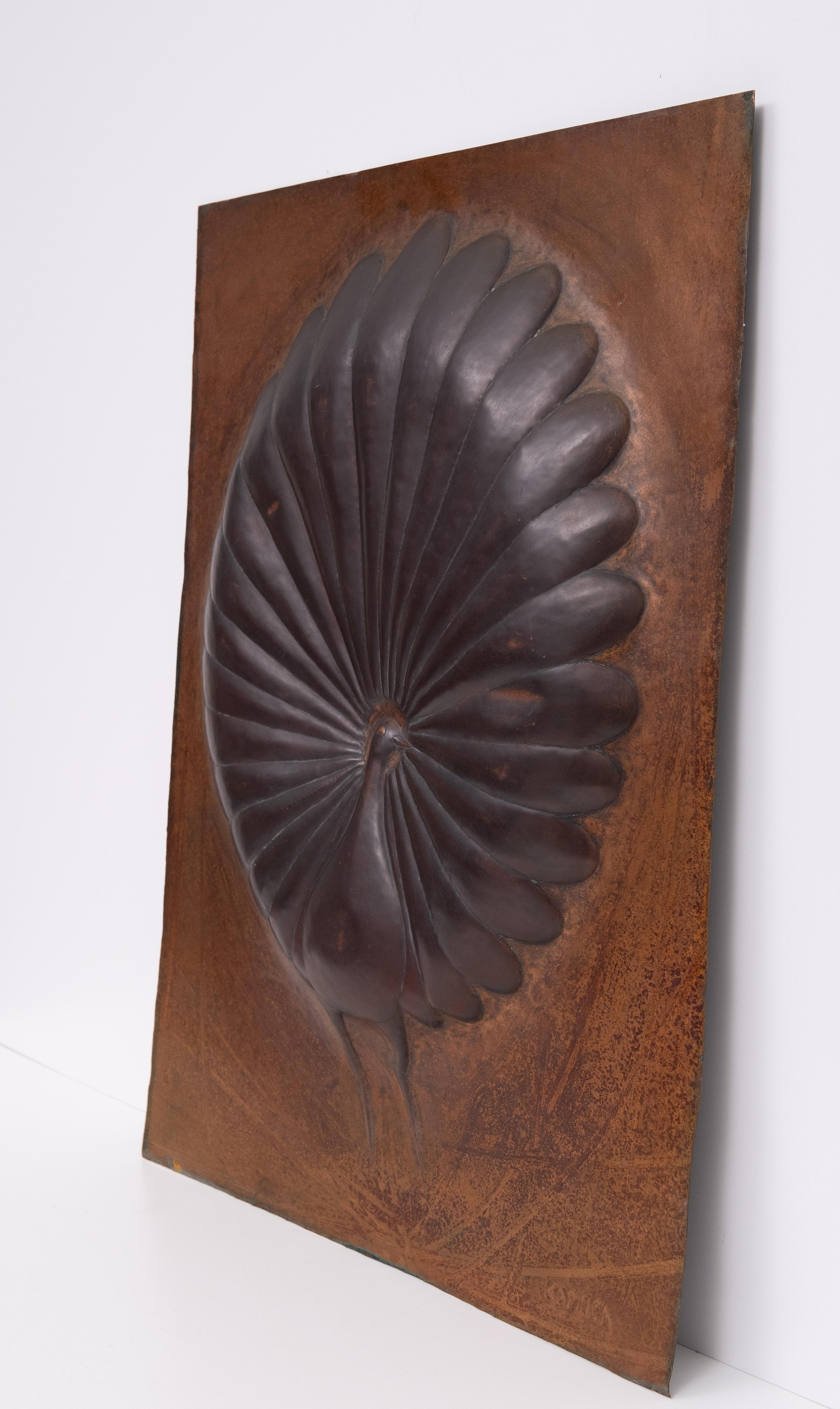 Handgefertigter Pfau, gehämmert in ein Kupferblech gehämmert, afrikanisch  1970s (Arts and Crafts) im Angebot