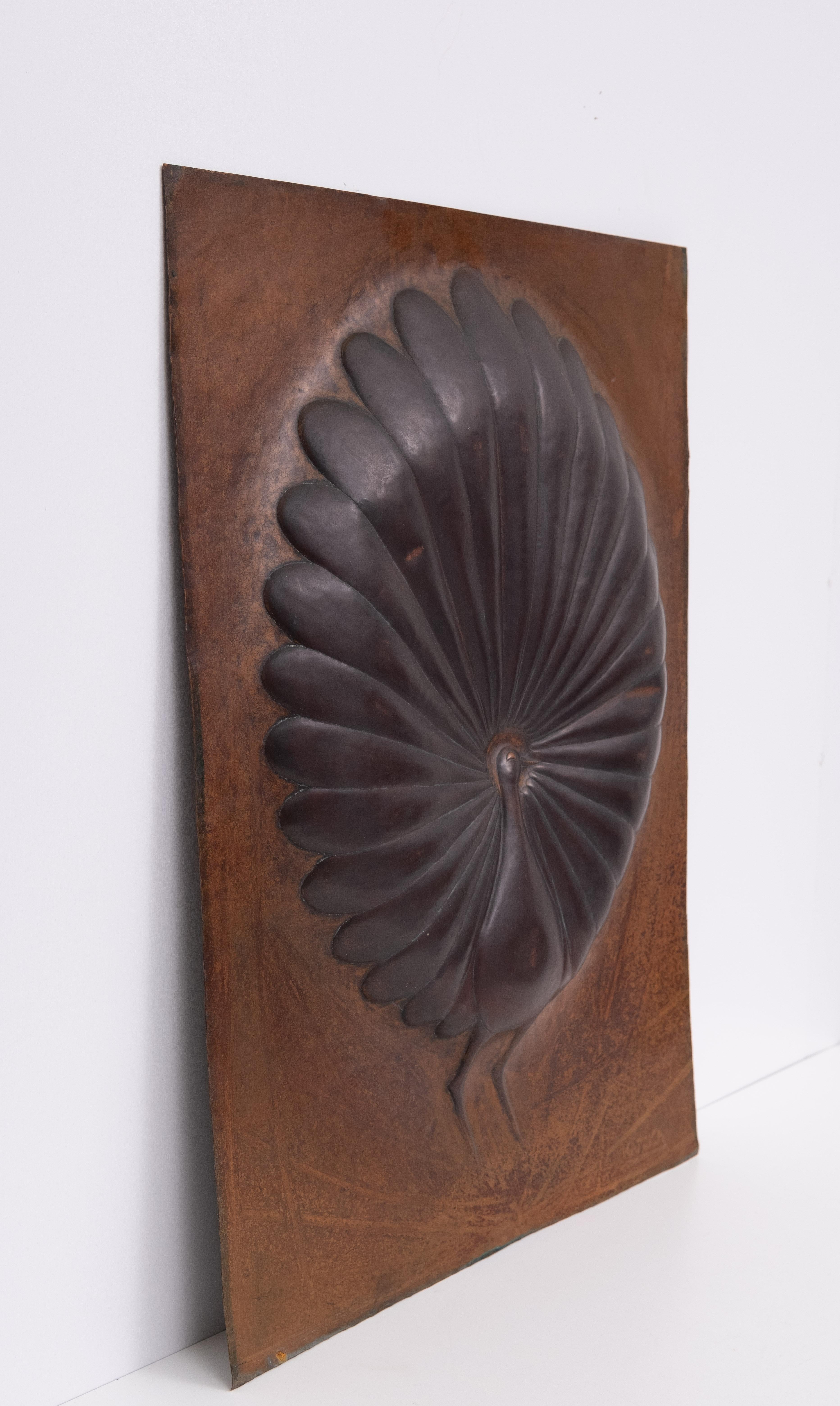 Handgefertigter Pfau, gehämmert in ein Kupferblech gehämmert, afrikanisch  1970s (Gehämmert) im Angebot
