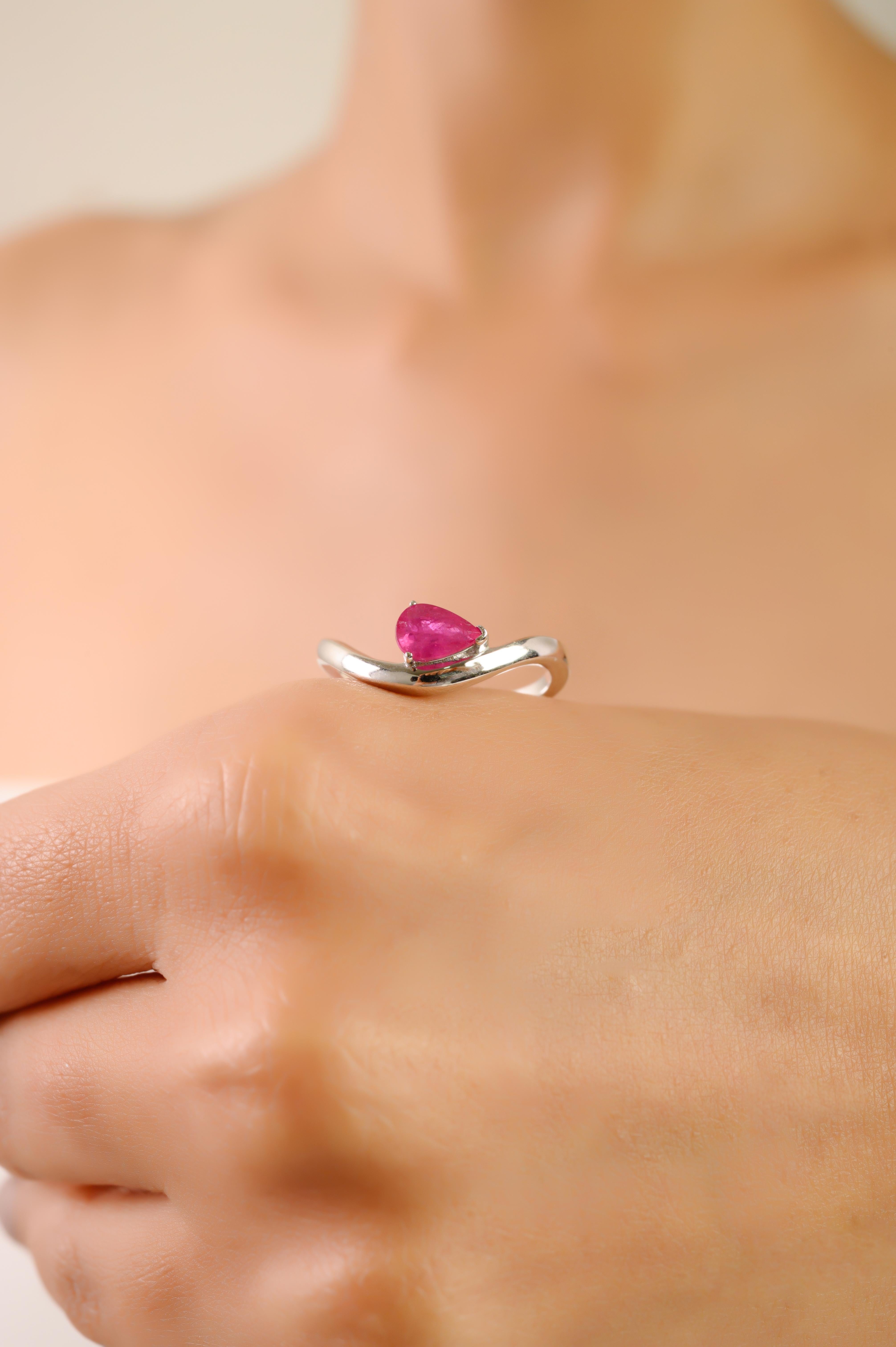 Im Angebot: Handgefertigter birnenförmiger natürlicher Rubinwellenring aus 14K Weißgold Weihnachtsgeschenk () 2