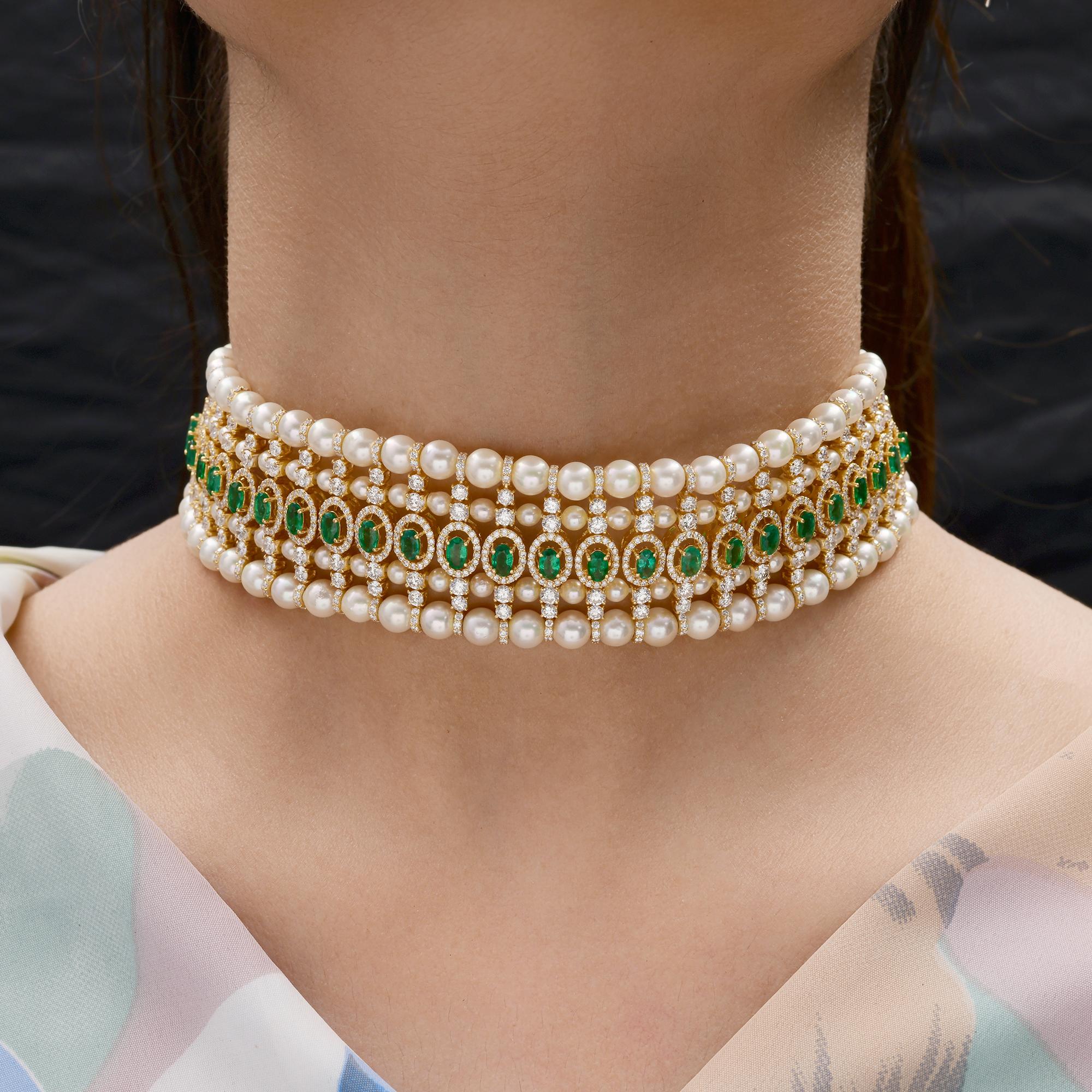 Voici l'extraordinaire collier ras du cou en perles certifiées de 150,75 carats, en émeraudes de 5,46 carats et en diamants de 11,48 carats, un véritable chef-d'œuvre de joaillerie fine qui incarne le luxe et l'éclat. Méticuleusement réalisé avec un
