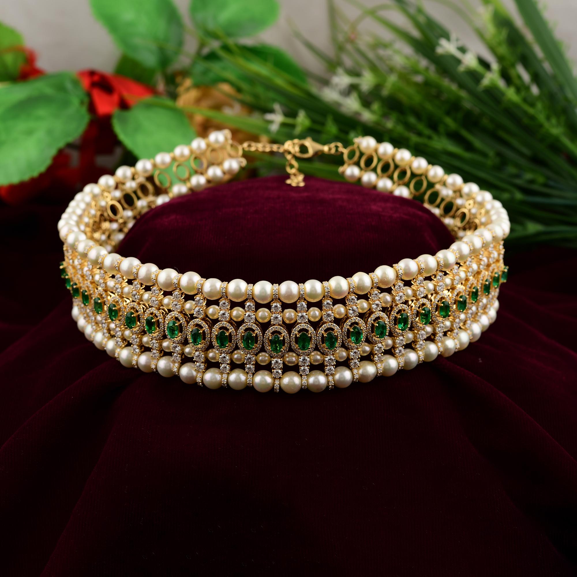 Contemporain Collier ras du cou de mariage indien en or jaune 18k avec perles, émeraudes et diamants fait main en vente