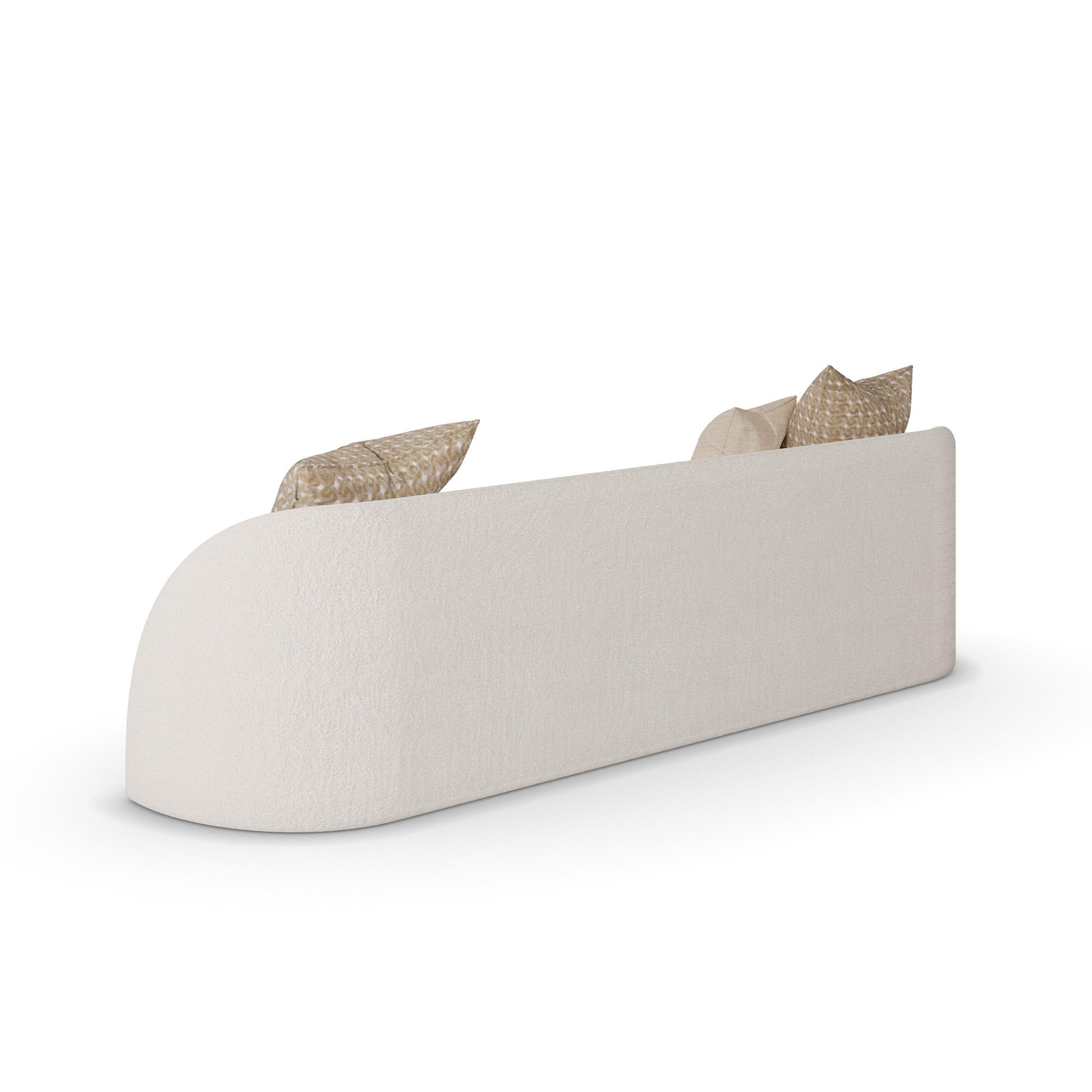 Das Pearl Sofa von Nolita Harbour ist eine exquisite Mischung aus modernem Design und luxuriösem Komfort, die das Herzstück eines jeden anspruchsvollen Wohnraums bildet. Dieses Sofa verbindet elegante Linien mit hochwertigen MATERIALEN zu einem