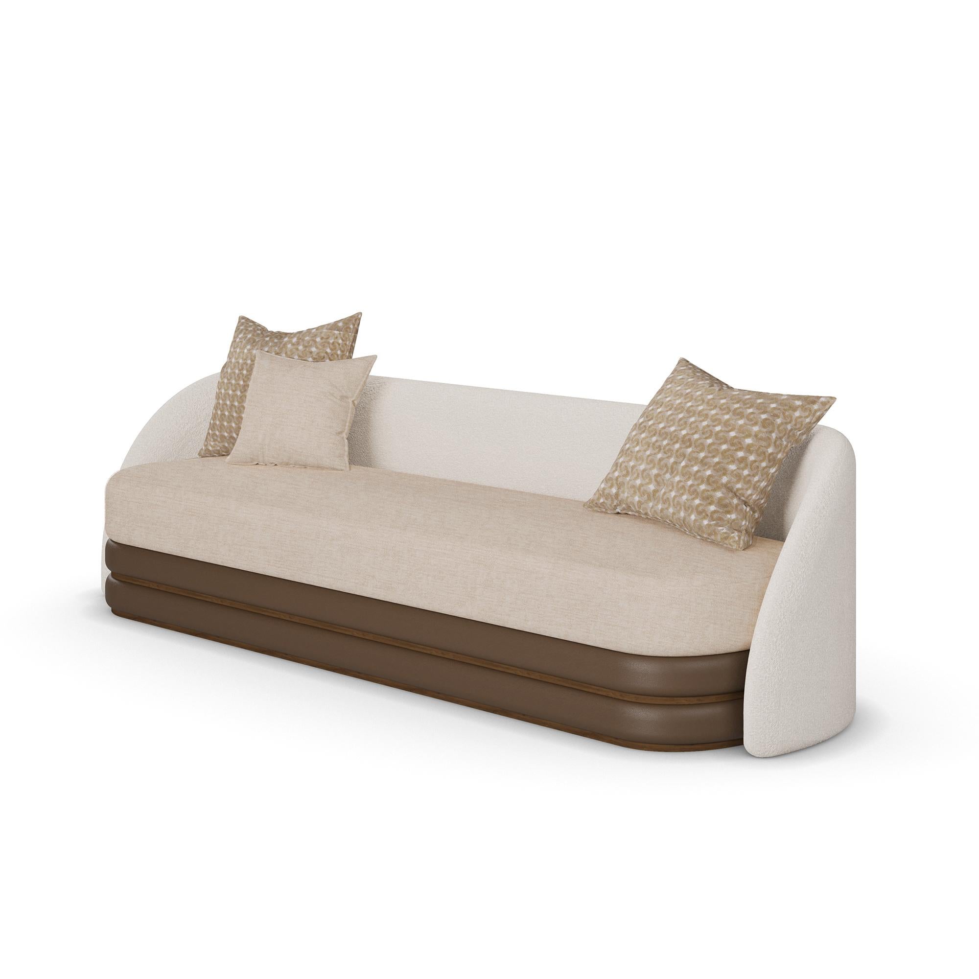 Handgefertigtes Perlensofa aus Bouclé und Leder mit runder Silhouette von Nolita Harbour (Organische Moderne) im Angebot
