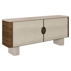 Handgefertigtes Perrine-Sideboard aus geripptem Travertin und Nussbaumholz von Nolita Harbour