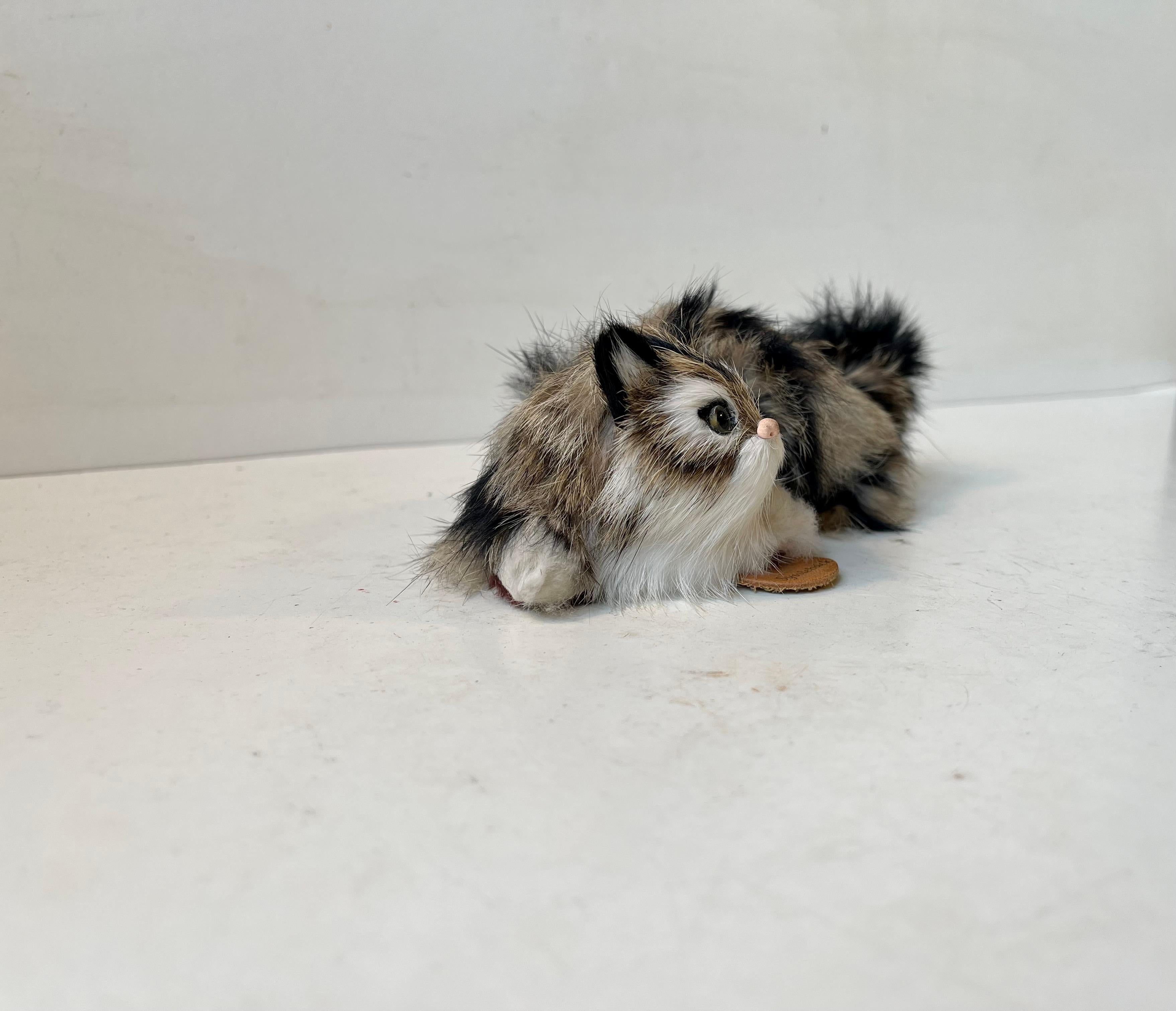 Interprétation miniature d'un chat persan. La Nature est exécutée en laine naturelle et est entièrement fabriquée à la main. Il porte un petit écusson en cuir portant la mention Sysslebäck, ce qui indique qu'il a été fabriqué en Suède. Dimensions :