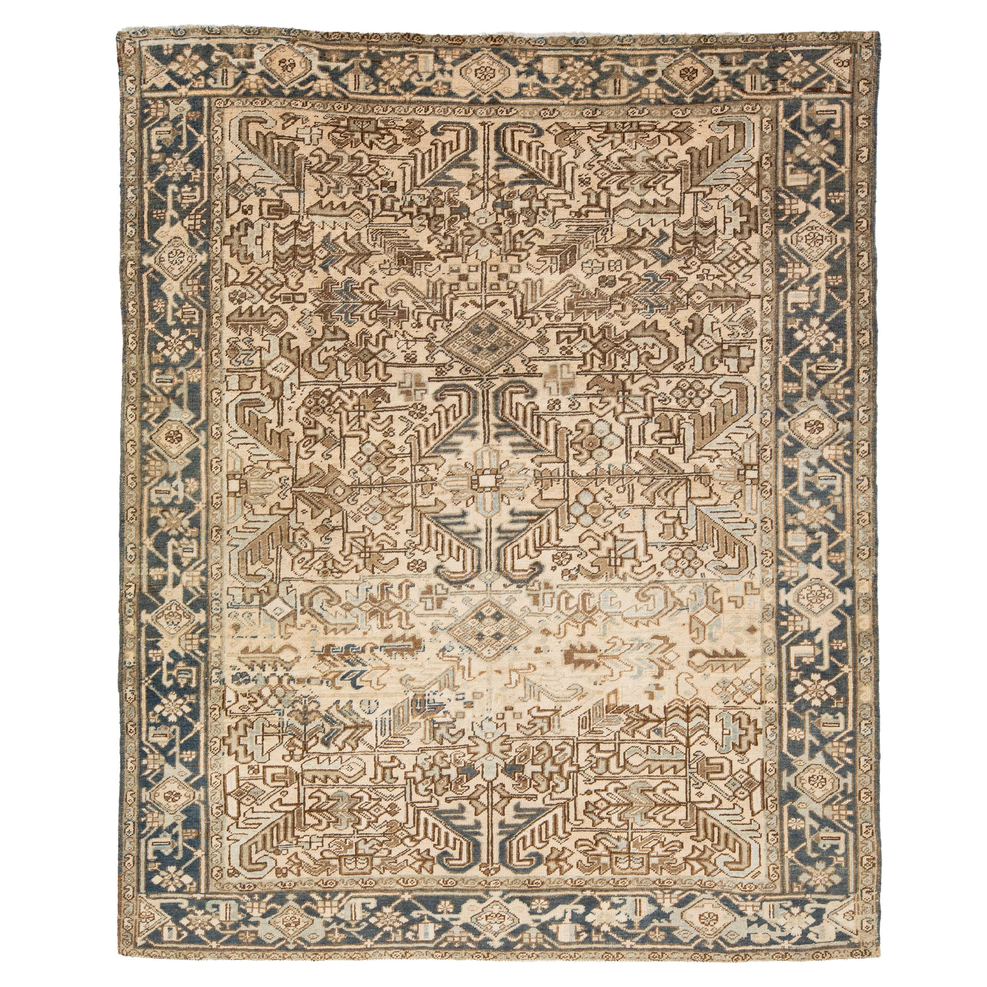 Tapis persan Heriz en laine beige fait à la main - Taille de la pièce en vente