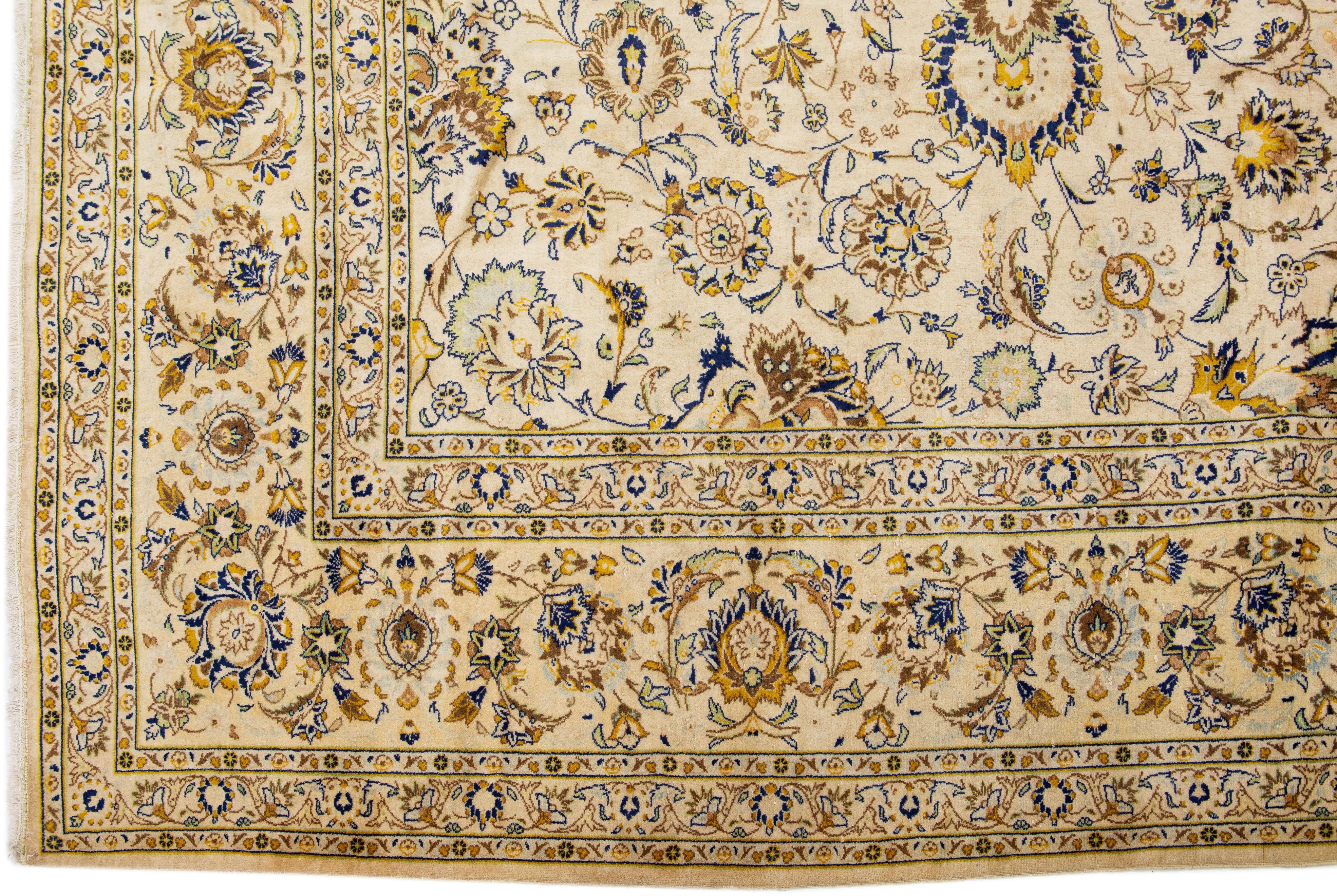 Handgefertigter antiker persischer Kashan-Wollteppich in Beige mit Blumenmuster (Handgeknüpft) im Angebot