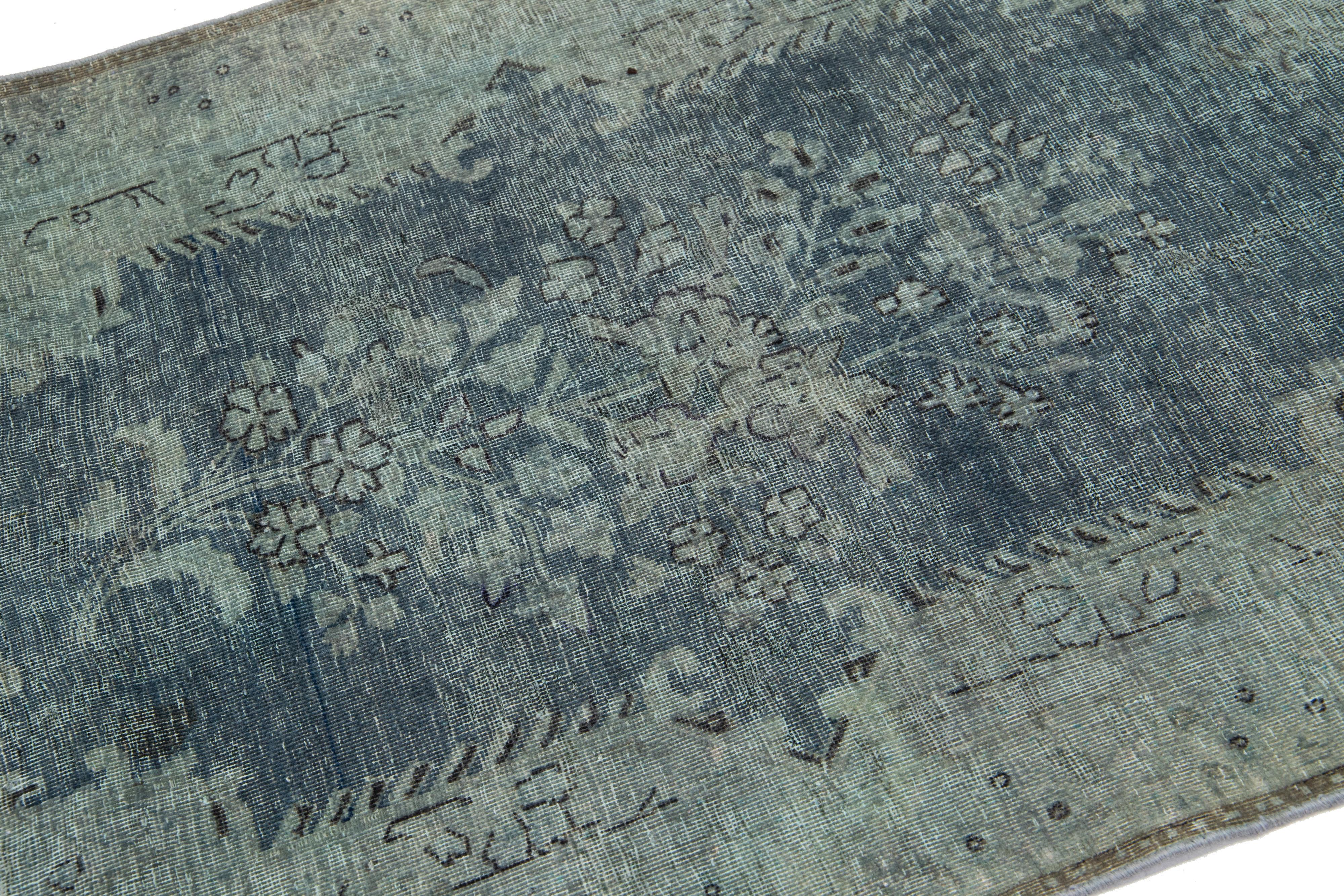 Handgefertigter persischer Overdyed-Wollteppich in Grau mit Blumenmuster (Islamisch) im Angebot