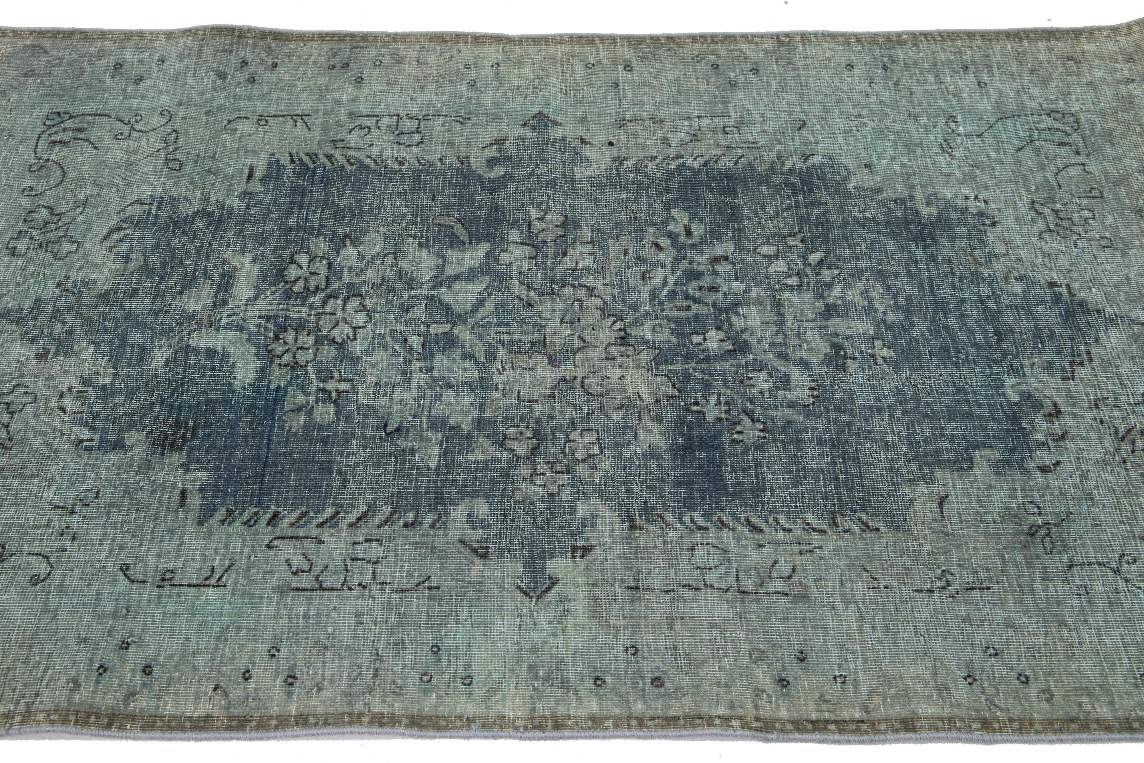 Handgefertigter persischer Overdyed-Wollteppich in Grau mit Blumenmuster (Handgeknüpft) im Angebot