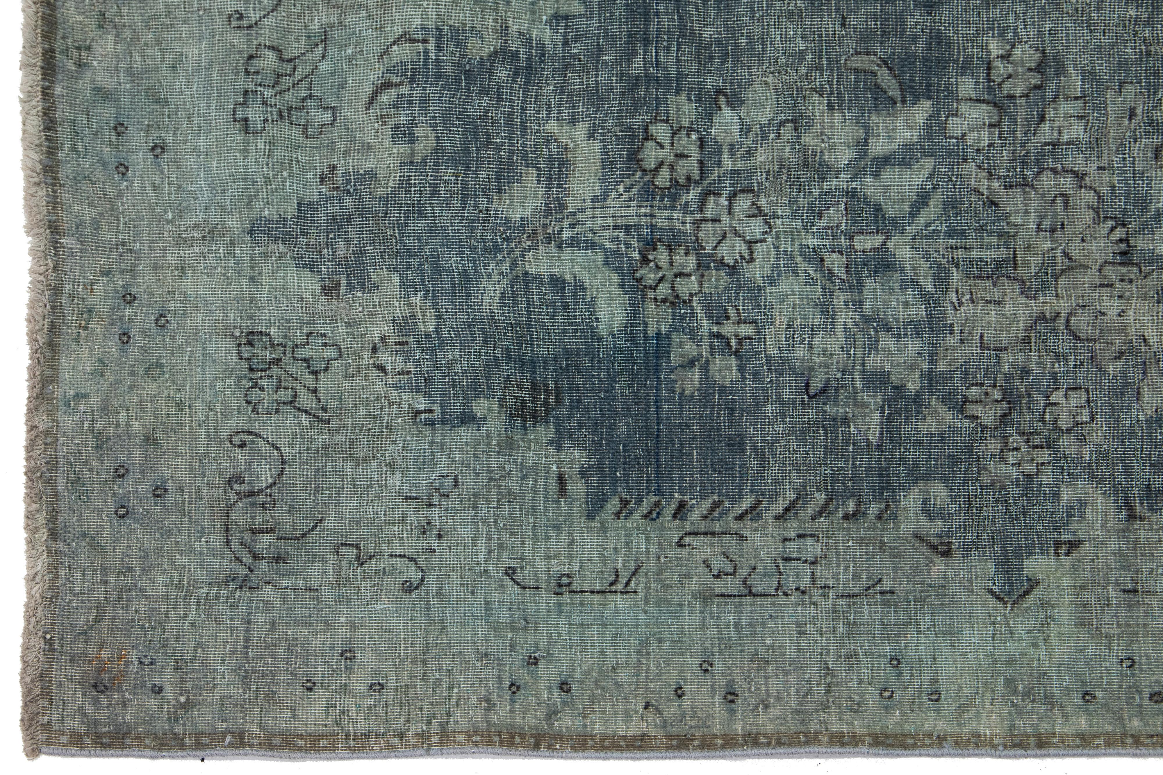 Handgefertigter persischer Overdyed-Wollteppich in Grau mit Blumenmuster im Zustand „Gut“ im Angebot in Norwalk, CT