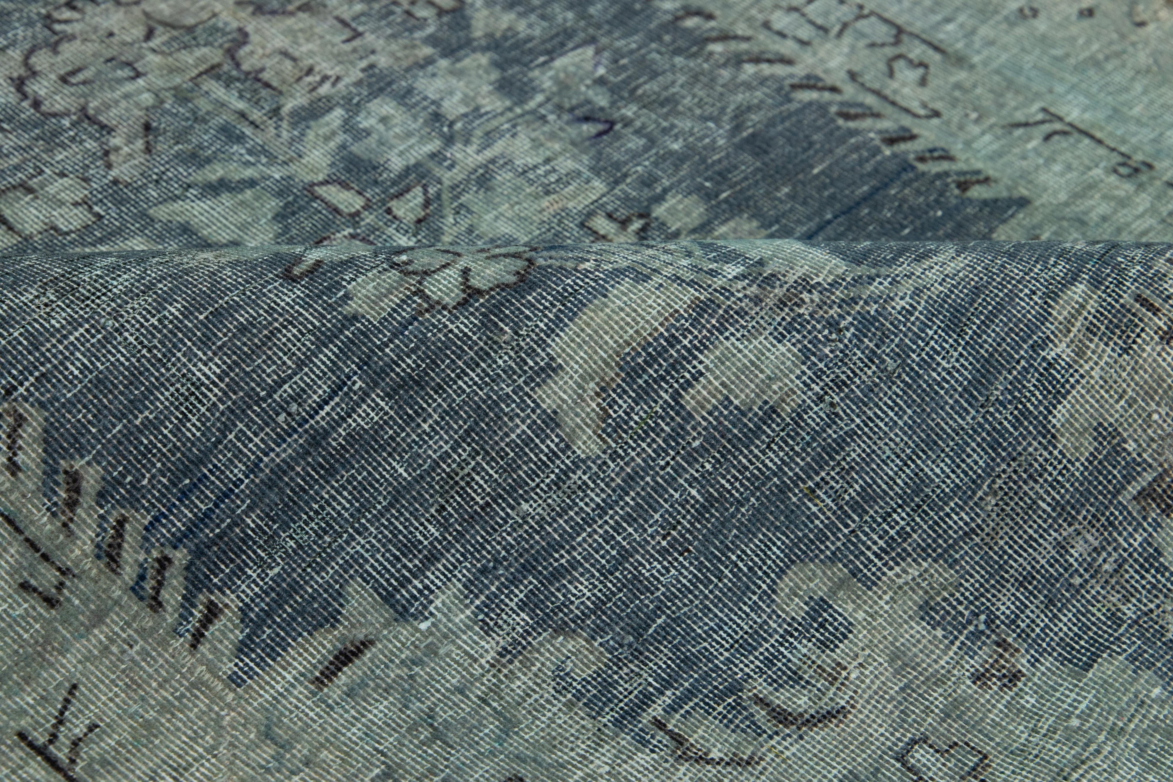 Handgefertigter persischer Overdyed-Wollteppich in Grau mit Blumenmuster (Wolle) im Angebot