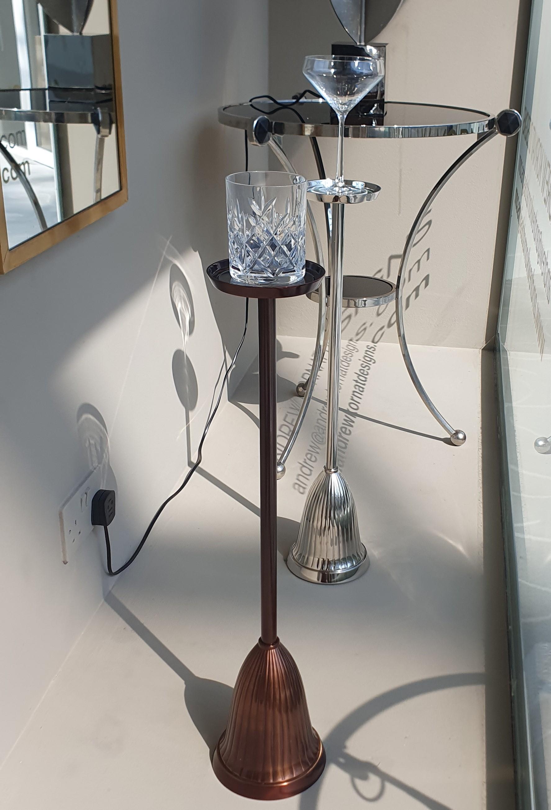 Table de cocktail personnelle faite à la main pour un verre en laiton moulé massif en vente 2
