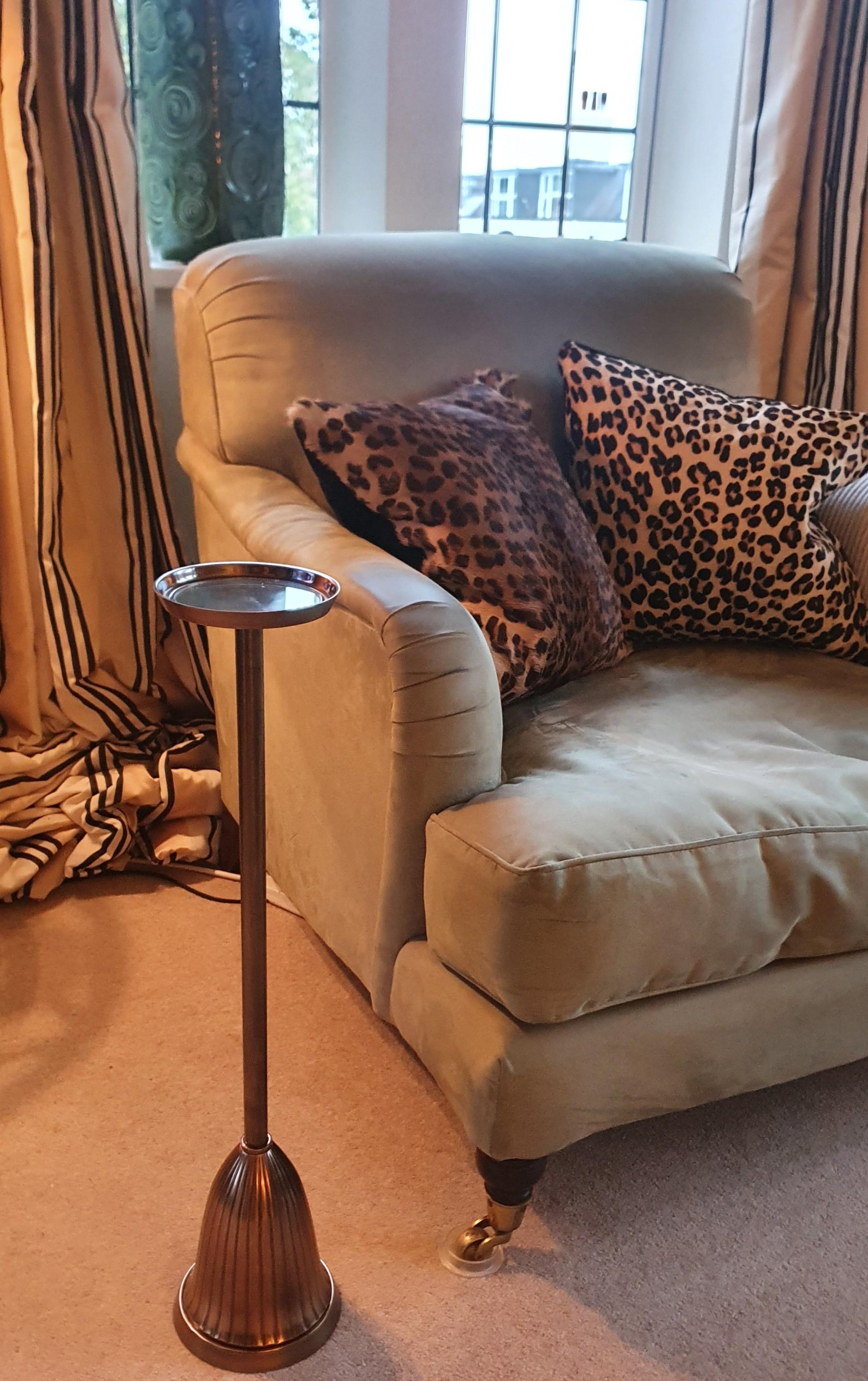 Conçue et fabriquée par Andrew Design/One Designs, cette magnifique petite table à cocktail individuelle apporte une touche personnelle unique à n'importe quelle pièce. Conçue pour accueillir un verre, la table à cocktail en laiton moulé peut être