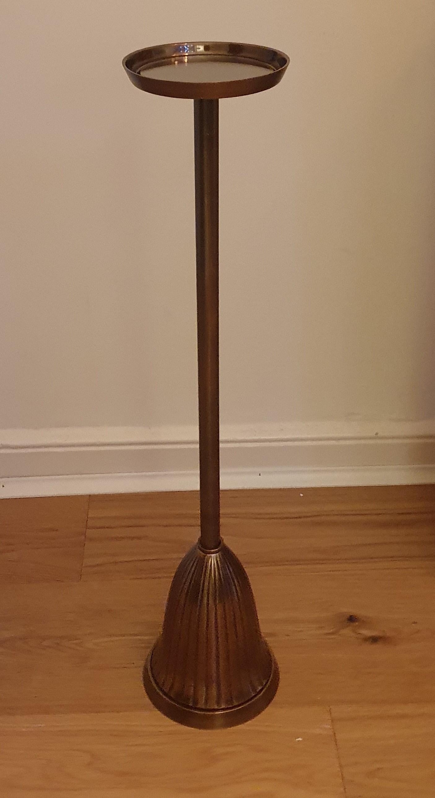 Laiton Table de cocktail personnelle faite à la main pour un verre en laiton moulé massif en vente
