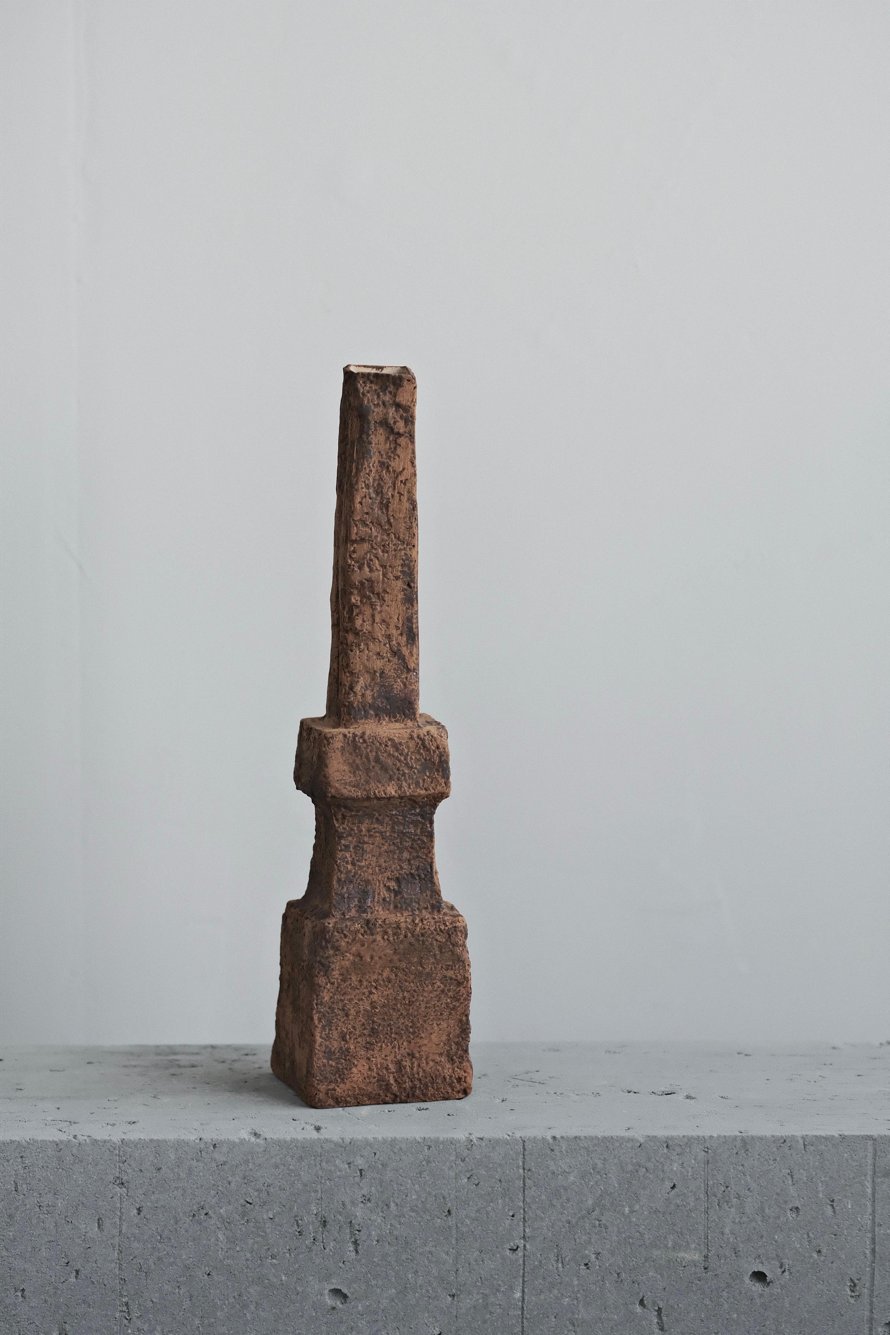 Chinois Vase en céramique en forme de pilier fait à la main, avec texture gravée en vente