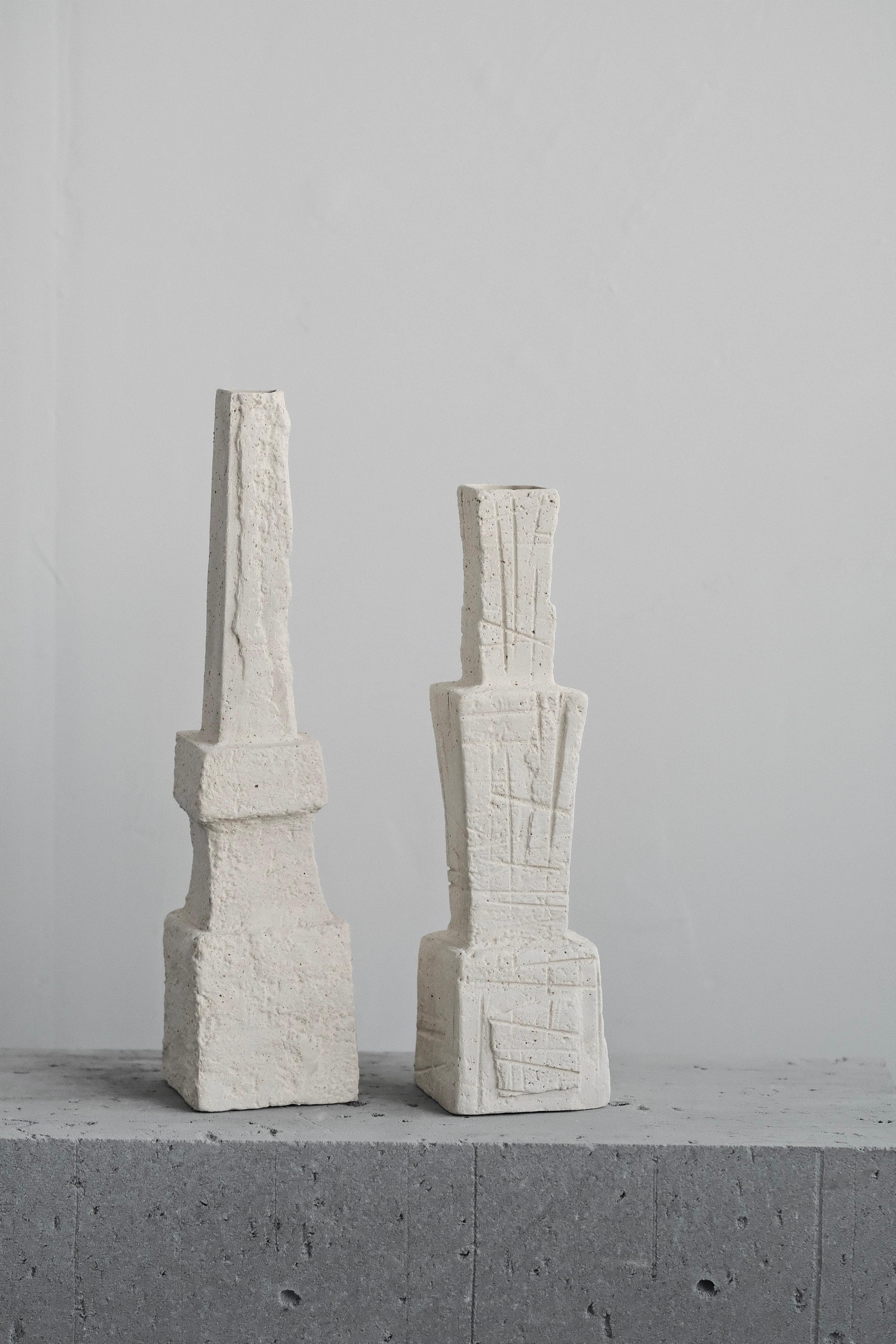 XXIe siècle et contemporain Vase en céramique en forme de pilier fait à la main, avec texture gravée en vente