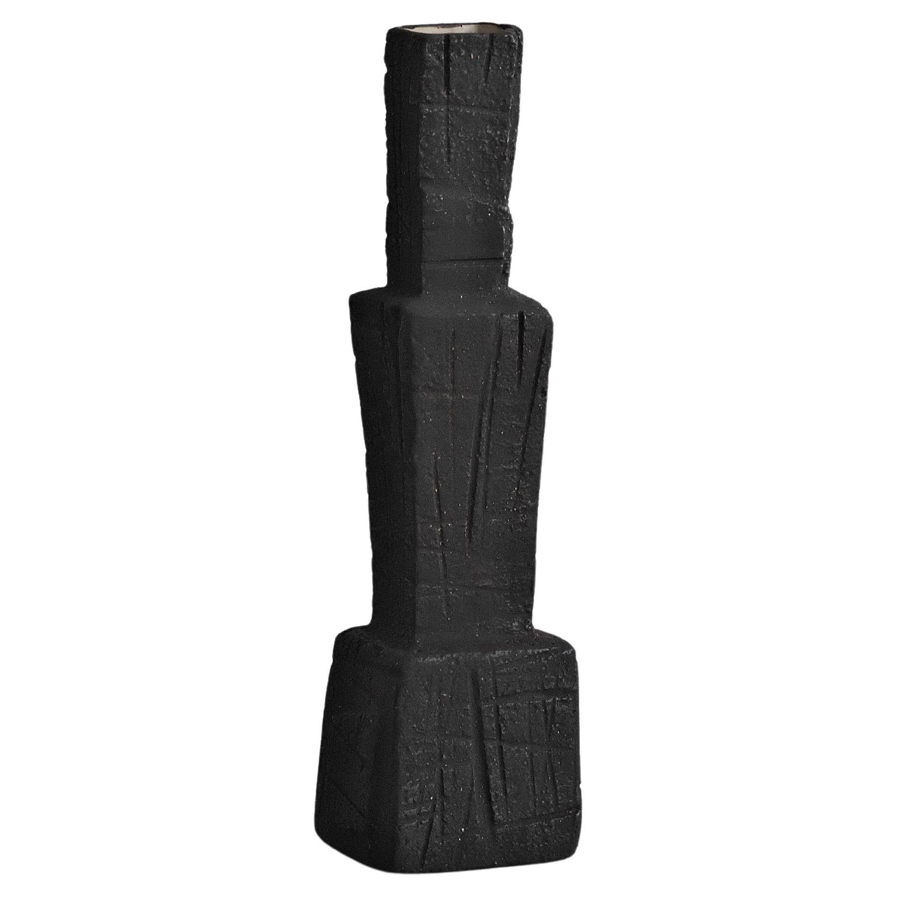 Vase en céramique en forme de pilier fait à la main, avec texture gravée