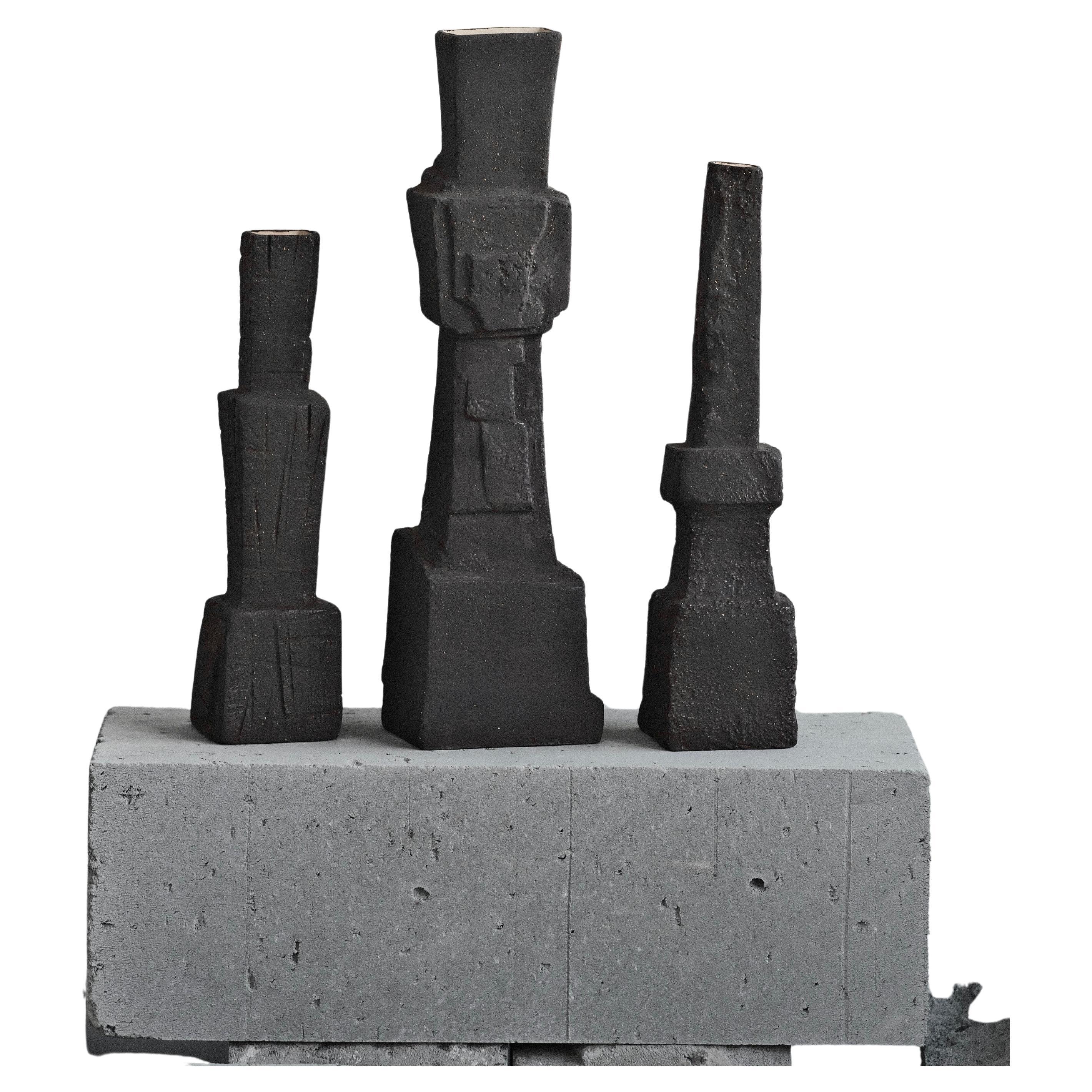 Chinois Vase en céramique en forme de pilier fait à la main, avec texture gravée en vente