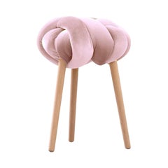 Handgefertigter Hocker aus rosa Perlen und Samt mit Knoten 16X16 Zoll von Knots Studio
