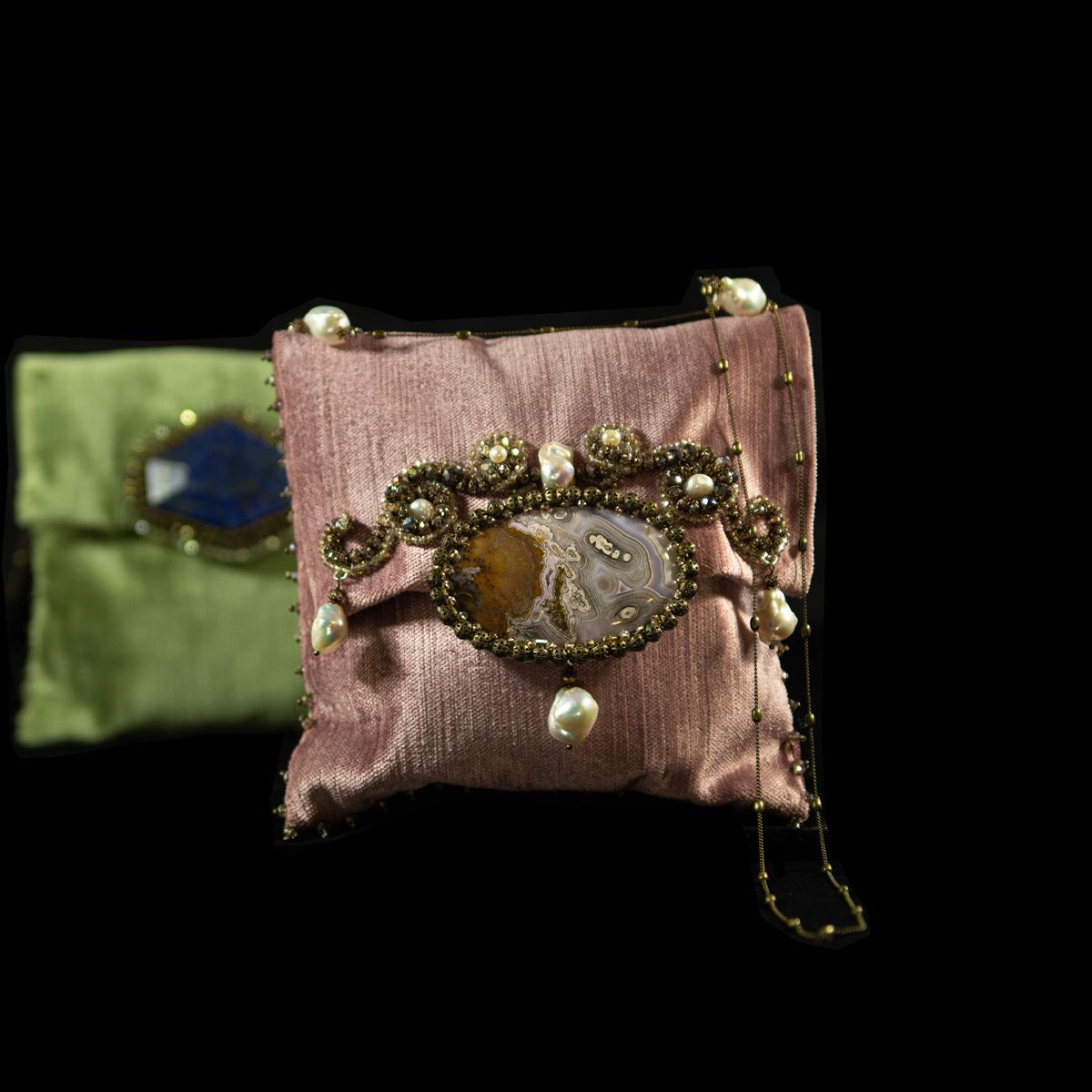 Handmade handbag in pink velvet with bronze shoulder strap, Mexican agua neva agate,
scaramazza pearls and rutilated quartz. Our handbags have been made always with precious and refined fabrics, accurate in the details. Each bag is therefore unique,