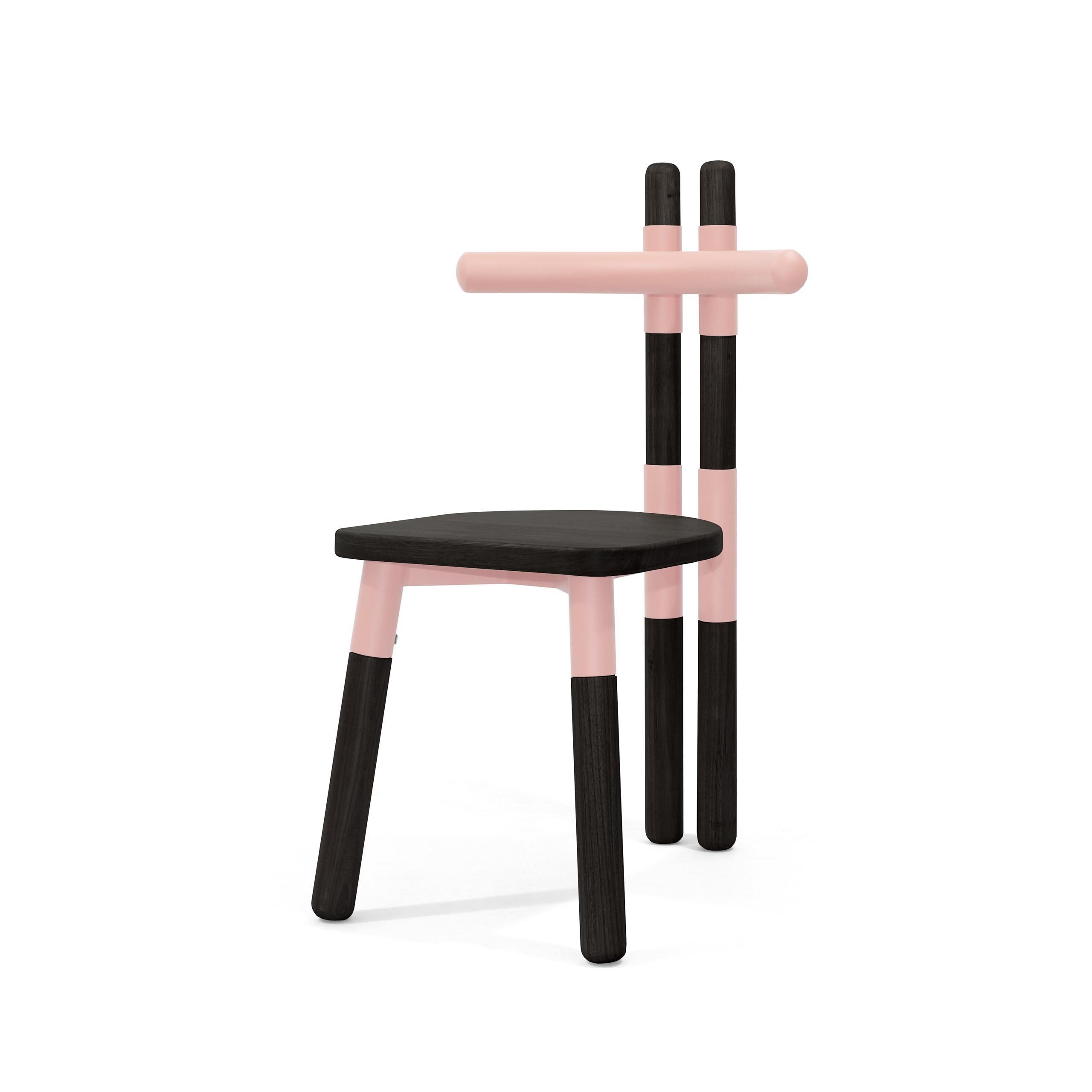 Der Stuhl PK12 ist von den Holzbindern inspiriert, die bei der Konstruktion von Dächern verwendet werden.
Die Stuhlmuffen beziehen sich auf das 