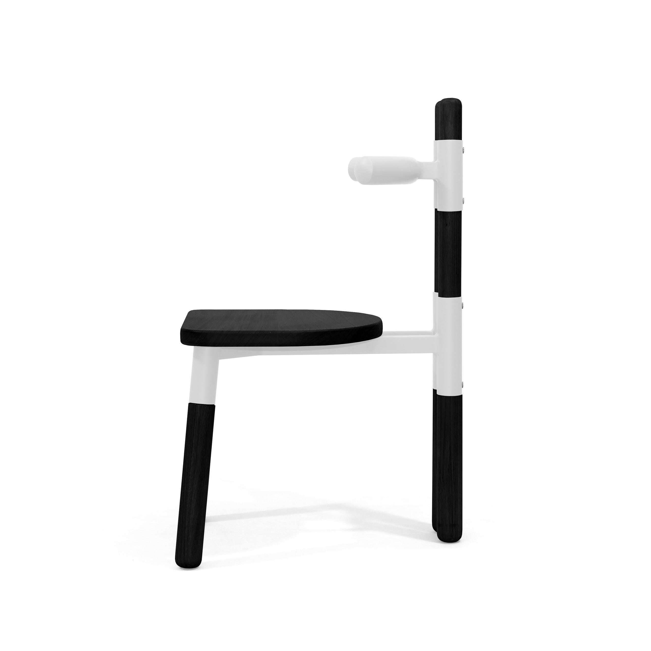 Handgefertigter PK12-Stuhl, Struktur aus Kohlenstoffstahl, Beine aus ebonisiertem Holz von Paulo Kobylka (Moderne) im Angebot