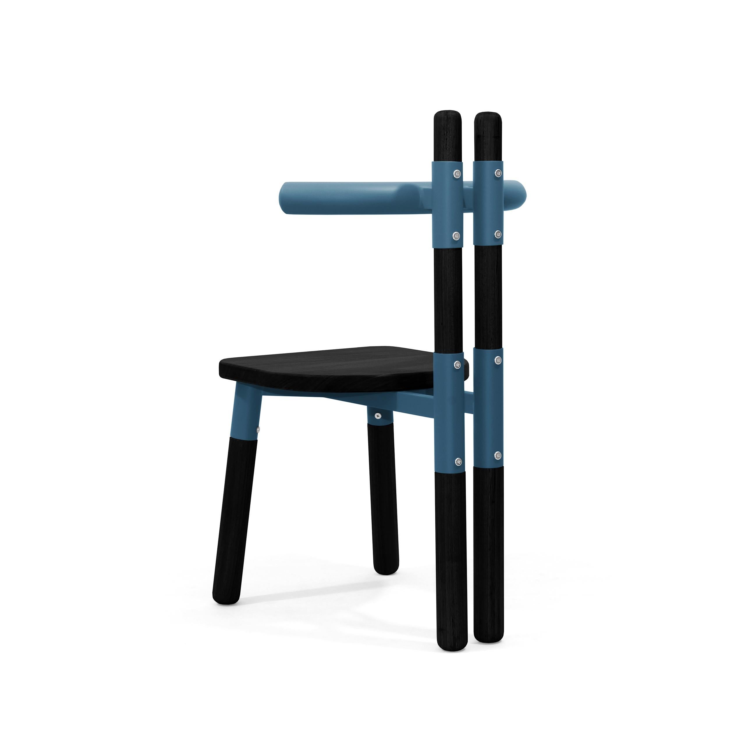 Handgefertigter PK12-Stuhl, Struktur aus Kohlenstoffstahl, Beine aus ebonisiertem Holz von Paulo Kobylka (Brasilianisch) im Angebot