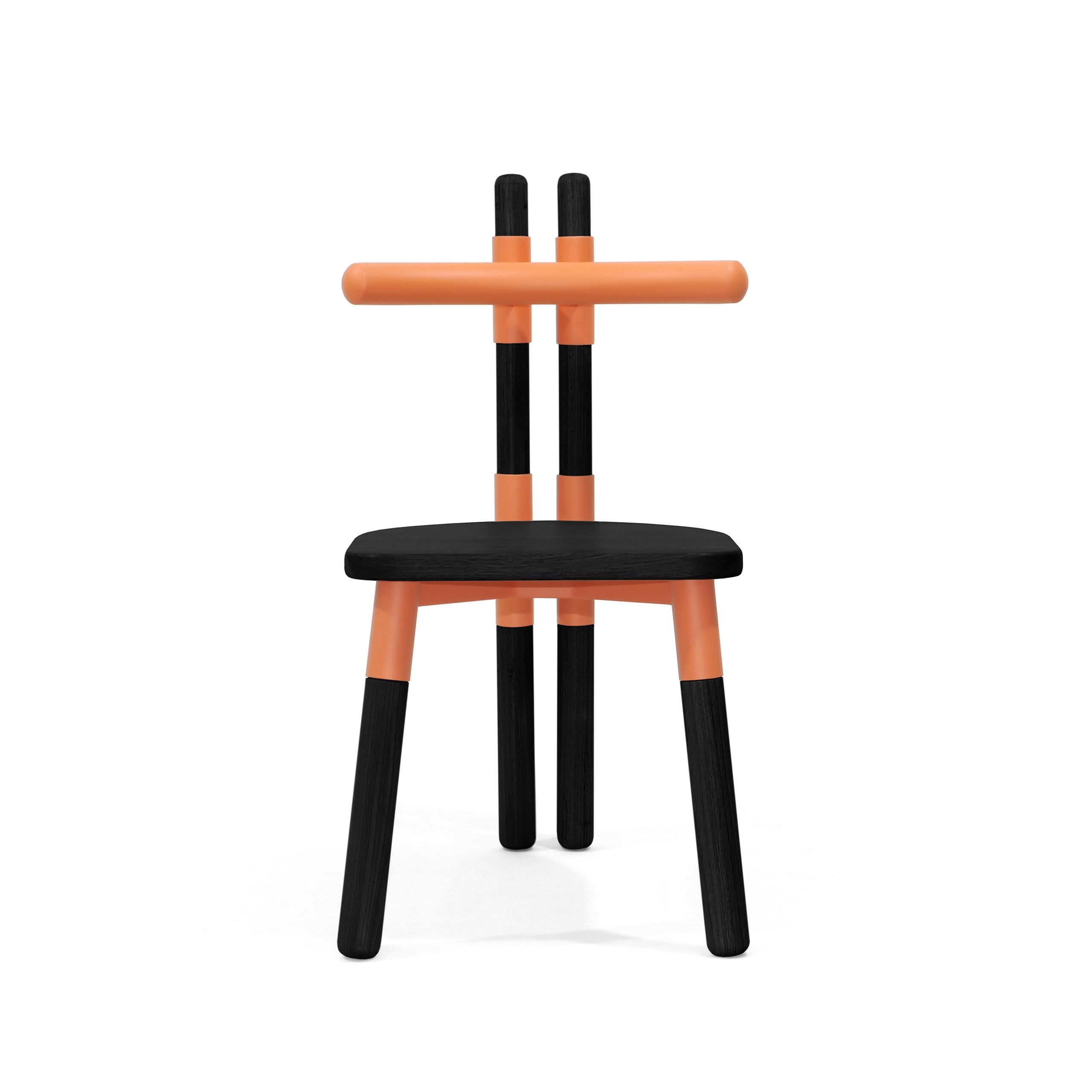 Handgefertigter PK12-Stuhl, Struktur aus Kohlenstoffstahl, Beine aus ebonisiertem Holz von Paulo Kobylka (Stahl) im Angebot