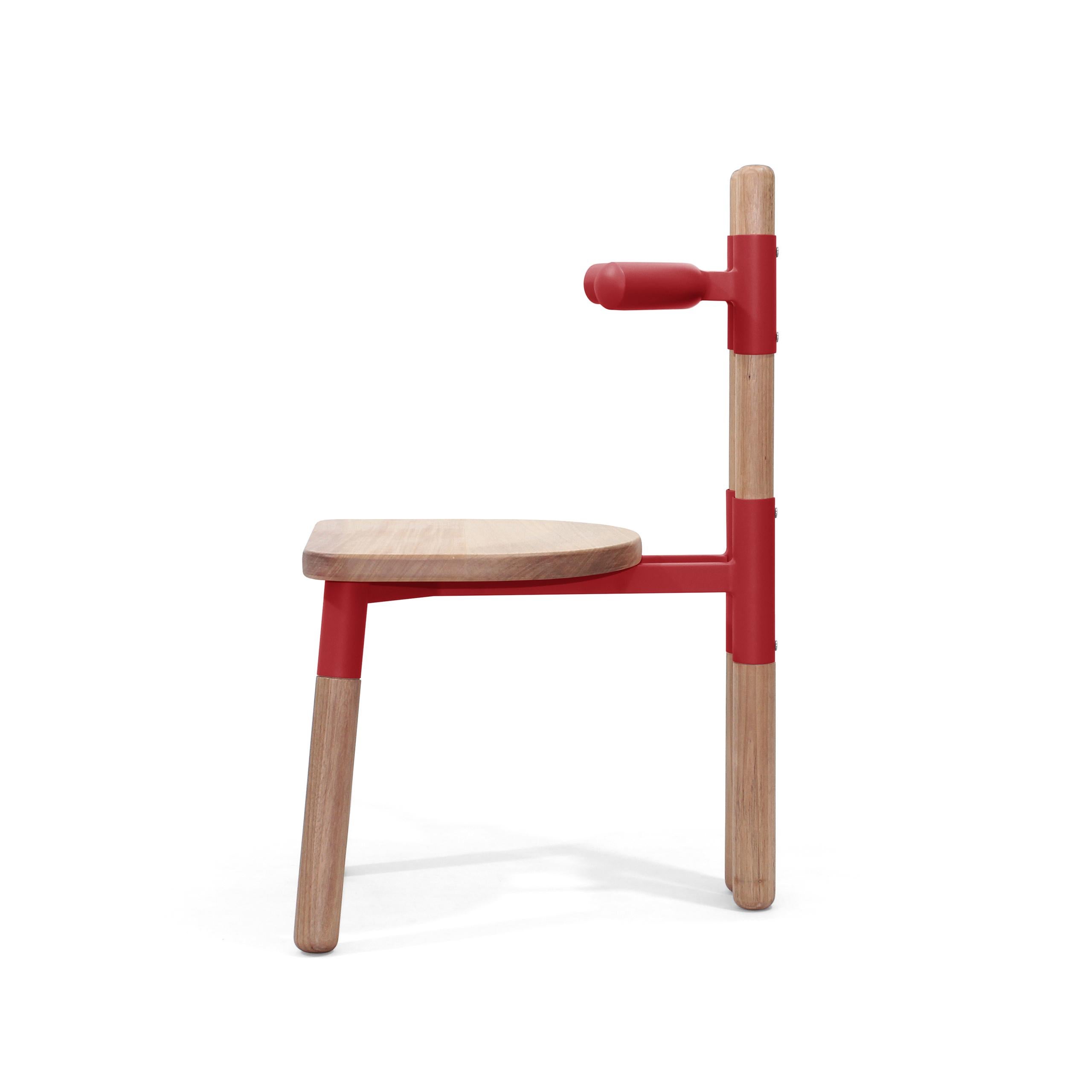 Handgefertigter PK12-Stuhl, Struktur aus Kohlenstoffstahl und gedrechselten Holzbeinen von Paulo Kobylka (Brasilianisch) im Angebot