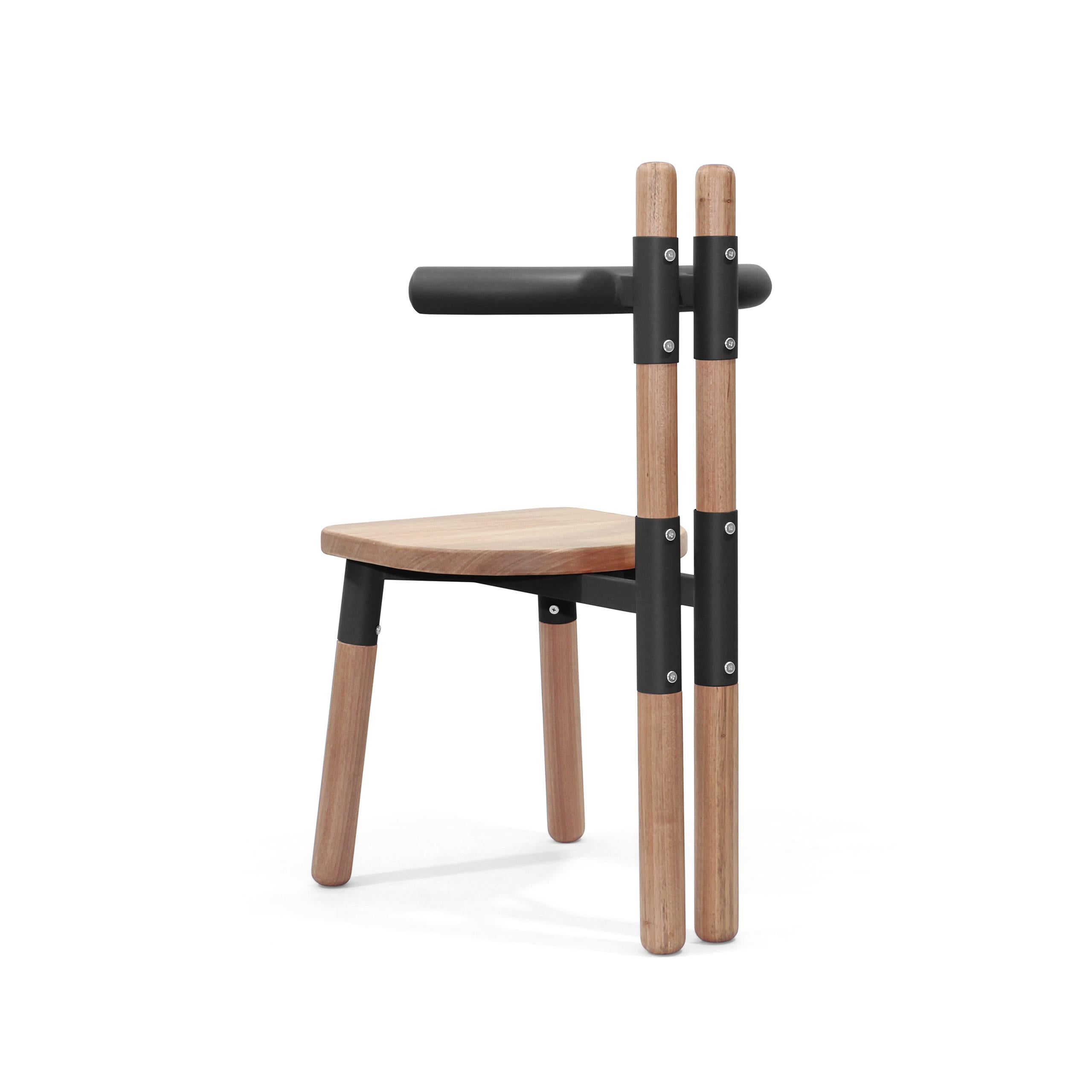Handgefertigter PK12-Stuhl, Struktur aus Kohlenstoffstahl und gedrechselten Holzbeinen von Paulo Kobylka im Zustand „Neu“ im Angebot in Londrina, Paraná