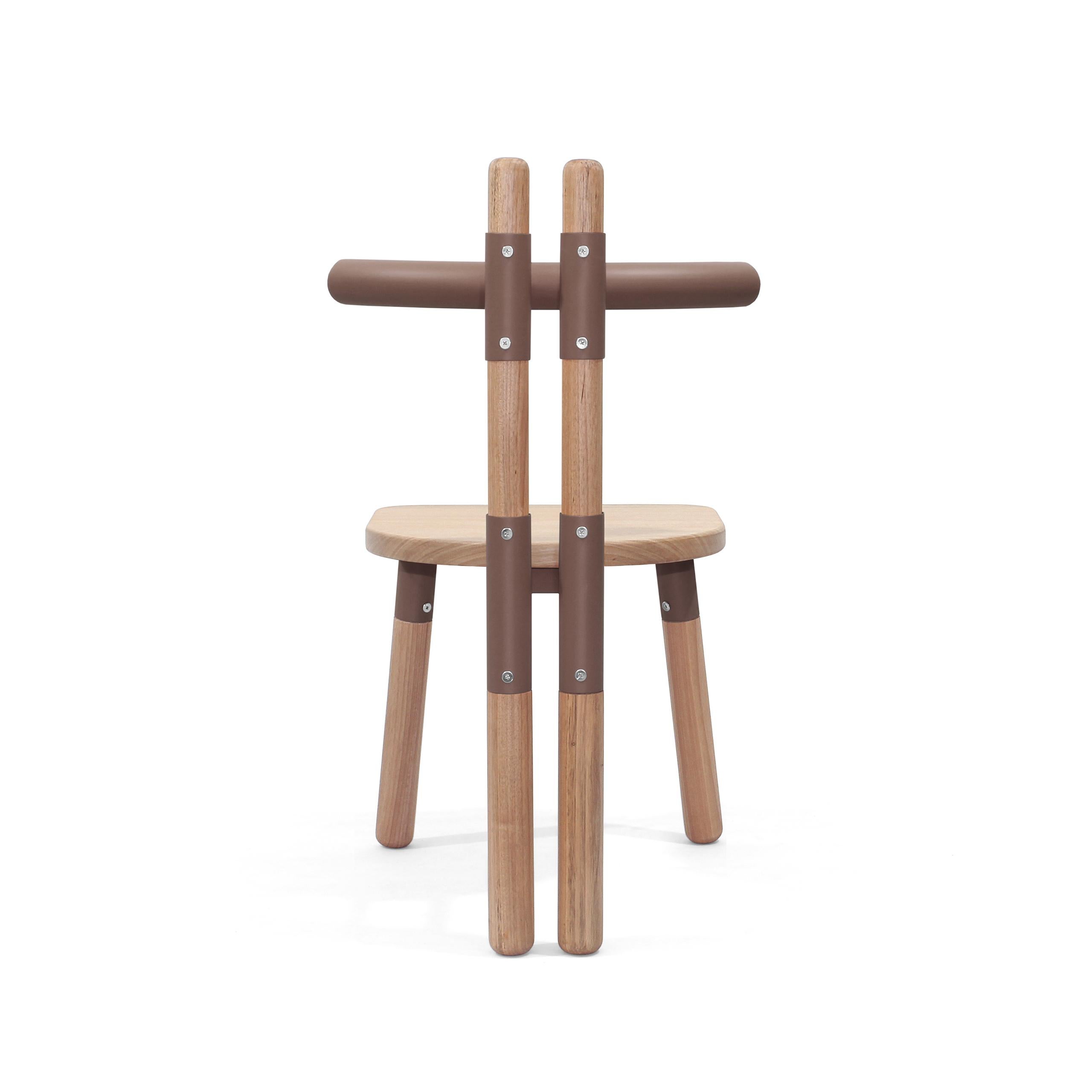 Handgefertigter PK12-Stuhl, Struktur aus Kohlenstoffstahl und gedrechselten Holzbeinen von Paulo Kobylka (21. Jahrhundert und zeitgenössisch) im Angebot