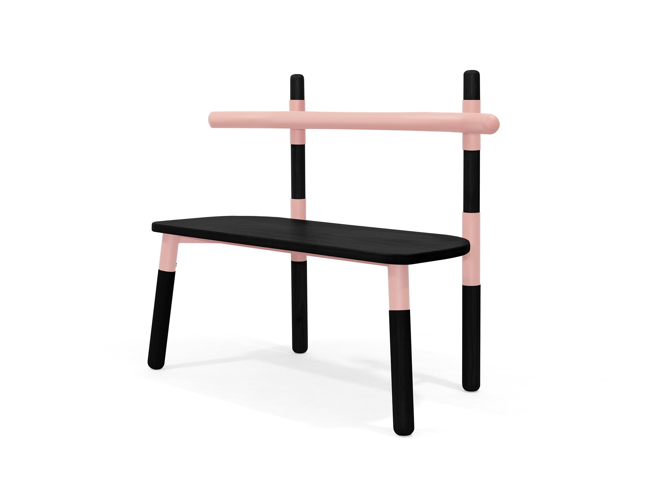 La chaise double PK14 s'inspire des fermes en bois utilisées dans la construction des toits.
Les douilles de chaise font référence à la 