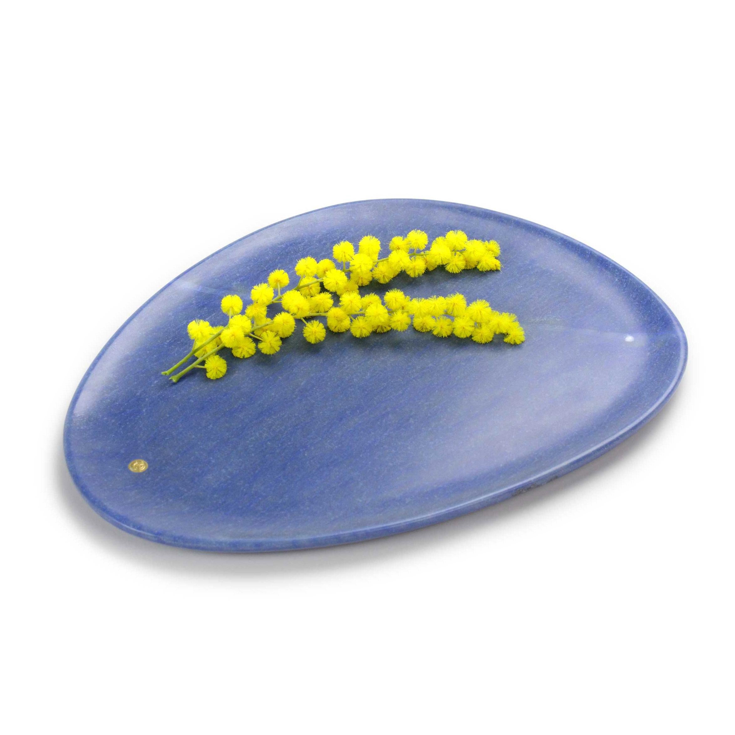 Piatto di presentazione intagliato a mano in quarzite semipreziosa Azul Macaubas (Extra Blue).
Molteplici usi come piatti, vassoi e vaschette. 

Dimensioni: Media L 30, L 28, H 1,8 cm, disponibile anche: grande L 36, L 35, H 1,8 cm, piccola L 24, L