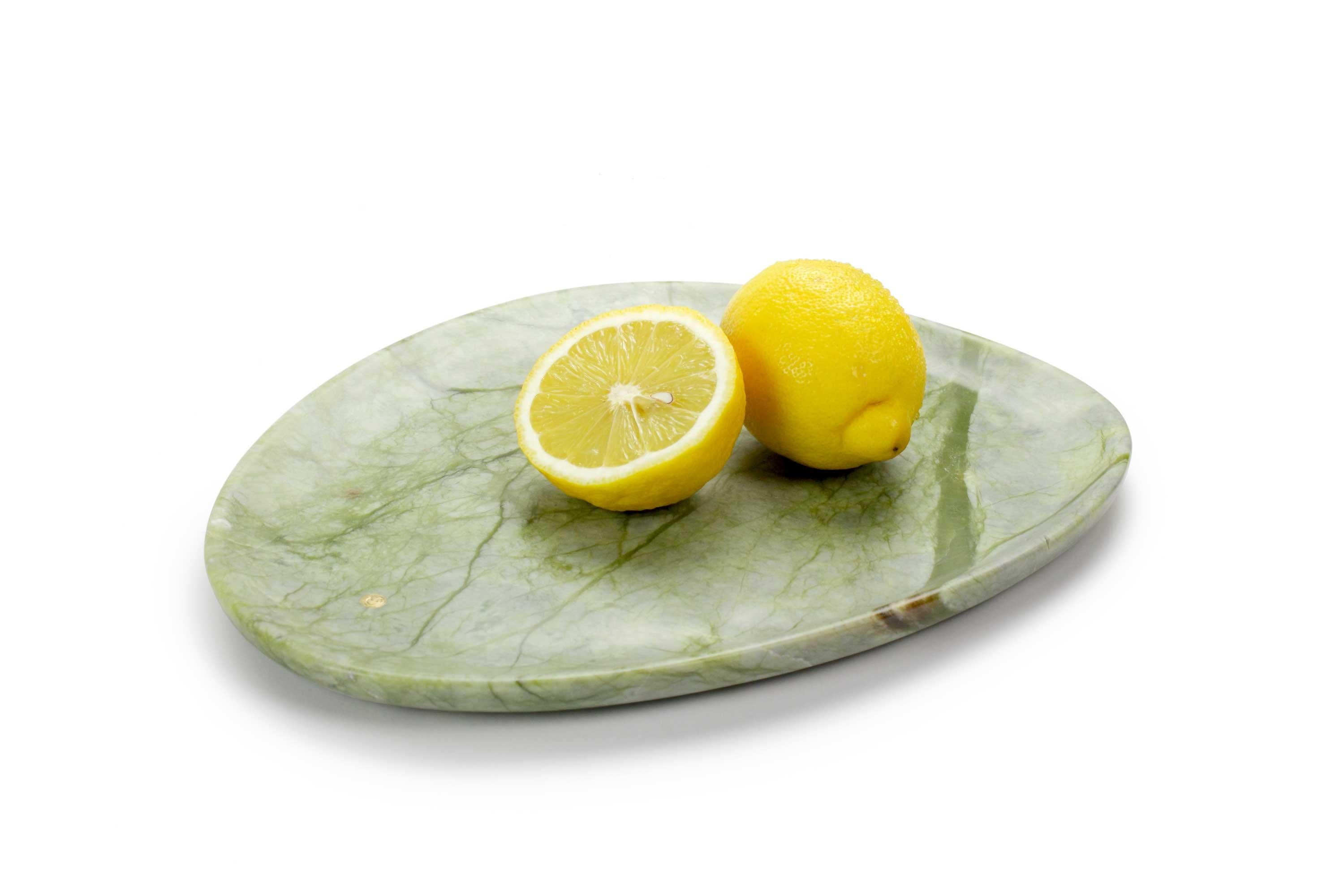 Piatto di presentazione intagliato a mano in marmo verde Ming. Molteplici usi come piatti, vassoi e vaschette. 

Dimensioni: Medio L 30, L 28, H 1,8 cm, disponibile anche: Piccolo L 24, L 20, H 1,8 cm, grande L 36, L 35, H 1,8 cm.
Disponibile in