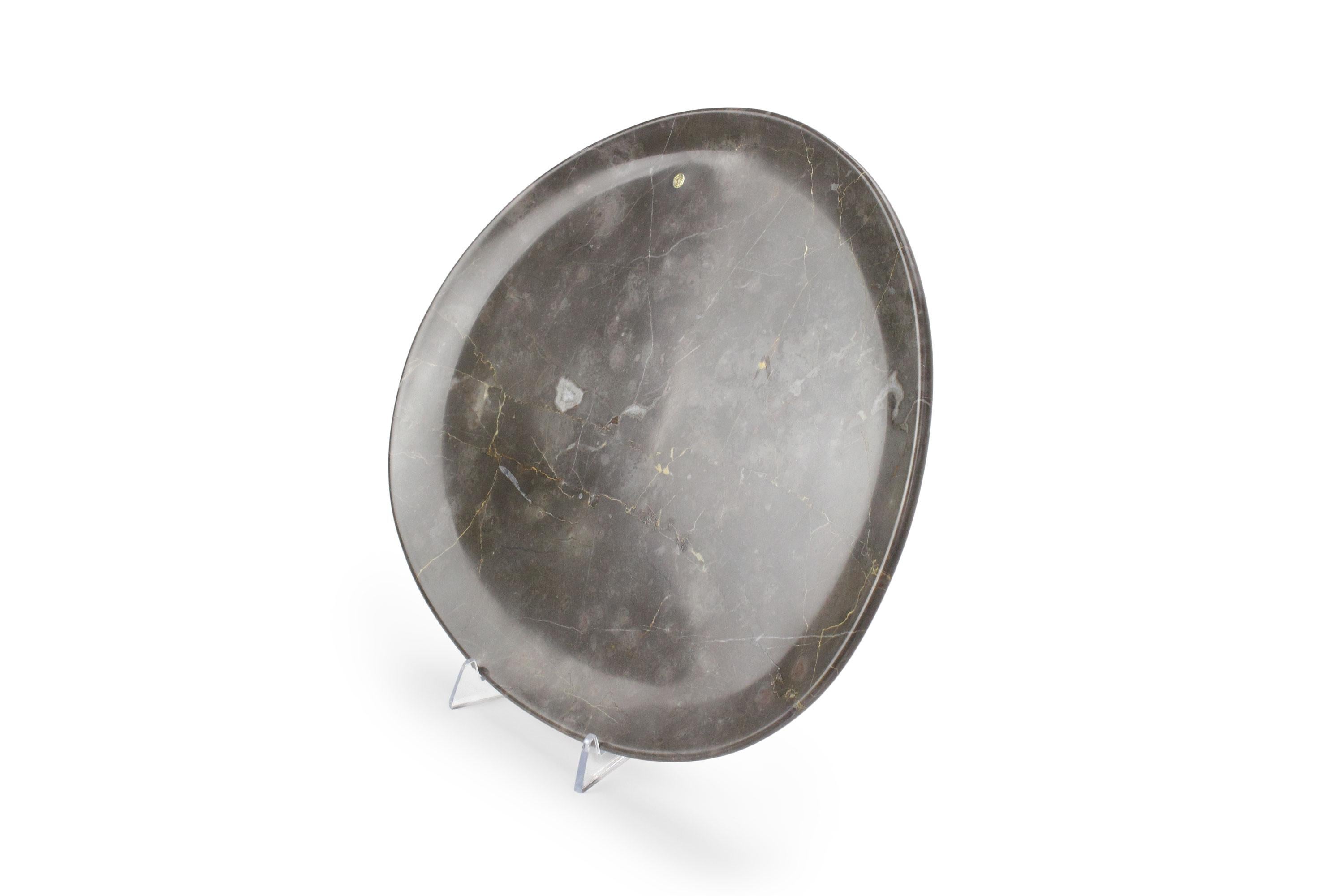 Piatto di presentazione intagliato a mano in marmo grigio imperiale. 
Molteplici usi come piatti, vassoi e vaschette. 

Dimensioni: Piccolo L 24, L 20, H 1,8 cm, disponibile anche: medio L 30, L 28, H 1,8 cm, grande L 36, L 35, H 1,8 cm.
Disponibile