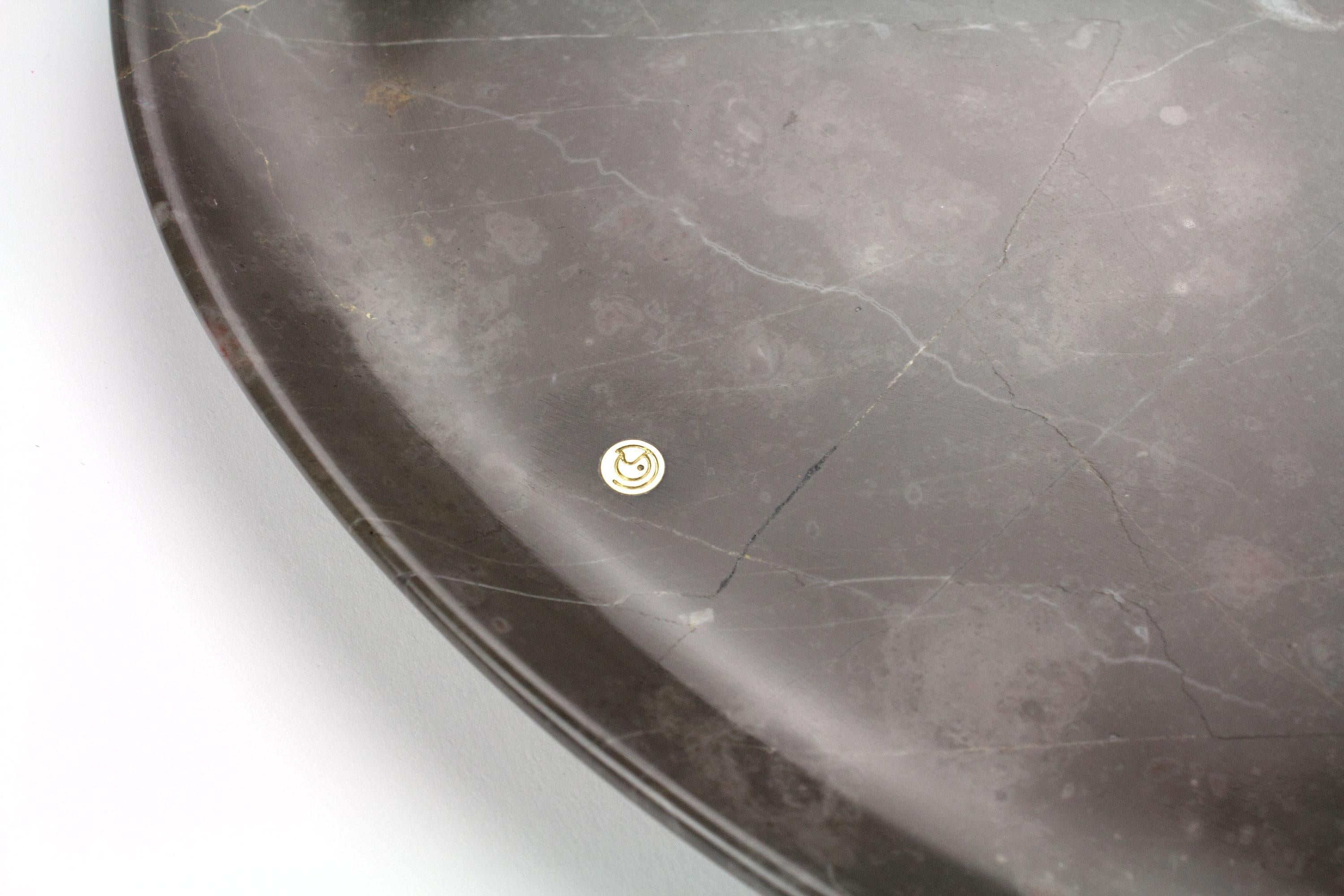 Italiano Piatto da portata Solido Marble Imperial Grigio scolpito a mano da collezione Italia in vendita
