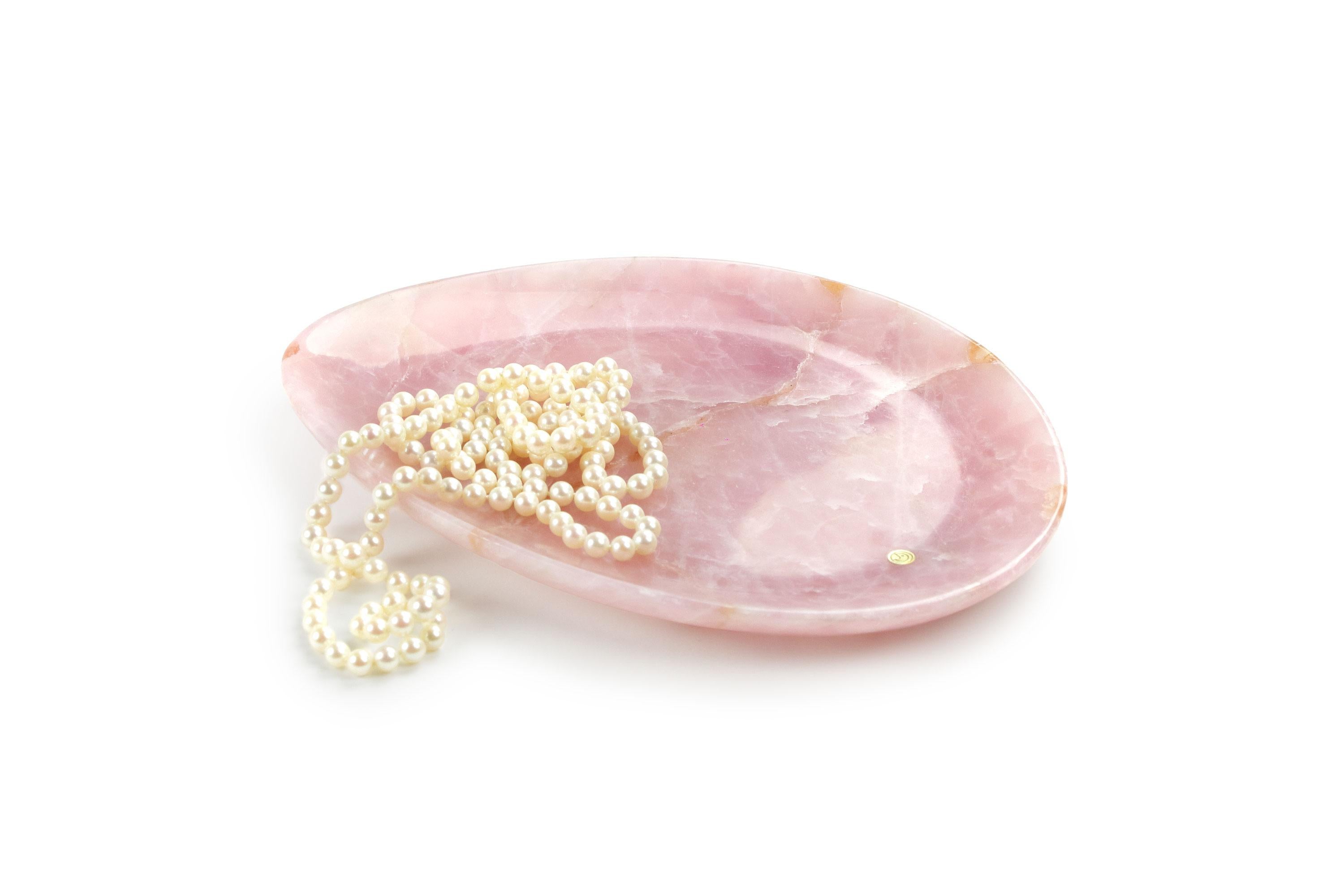 Piatto di presentazione intagliato a mano in prezioso quarzo rosa.
Molteplici usi come piatti, vassoi e vaschette. 

Dimensioni: Piccolo L 24, L 20, H 1,8 cm, disponibile anche: Medio L 30, L 28, H 1,8 cm, Grande L 36, L 35, H 1,8 cm.
Disponibile in