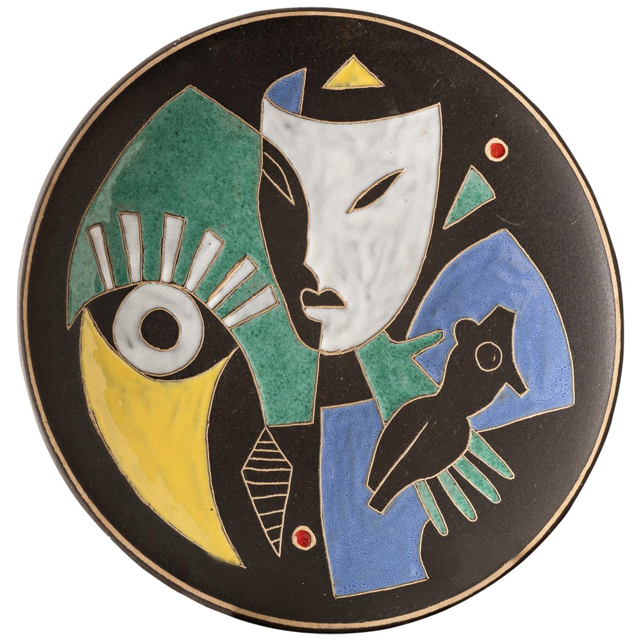 Handgefertigter Teller mit abstrakten bunten Formen aus Töpferware und Keramik