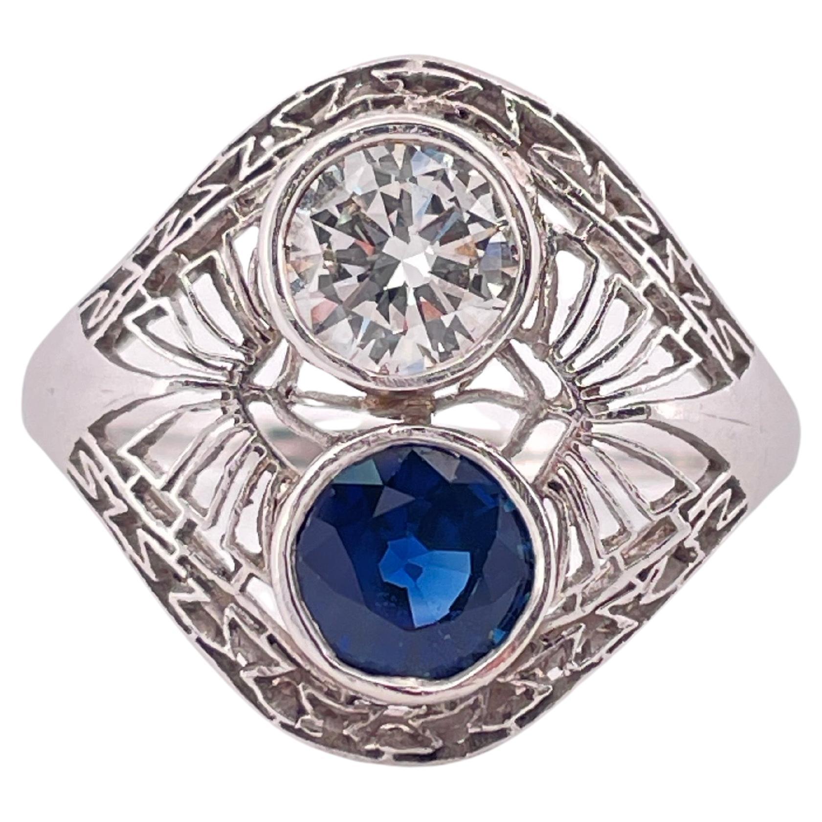 Questo squisito anello in platino fatto a mano è uno splendido esempio di artigianato senza tempo e di eleganza Art Deco. Con uno zaffiro blu intenso del peso totale di 0,80 carati e un diamante brillante del peso totale di 0,60 carati, l'anello