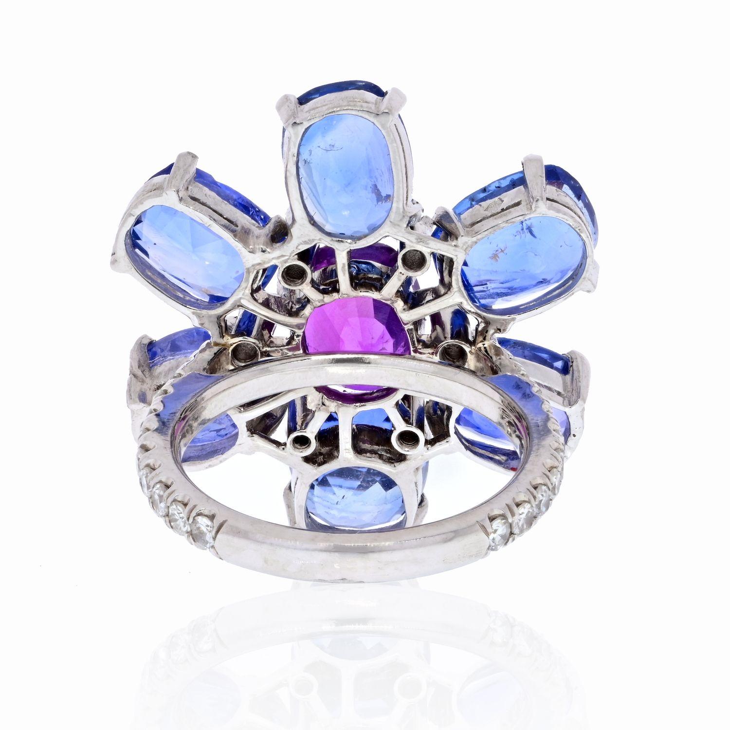 Anello con zaffiro realizzato a mano in platino. Disegnato come un fiore blu con zaffiri come petali, questo anello ha una copertura del dito e un peso impressionanti. Poiché tutti gli anelli fatti a mano sono unici e speciali, puoi essere certo che