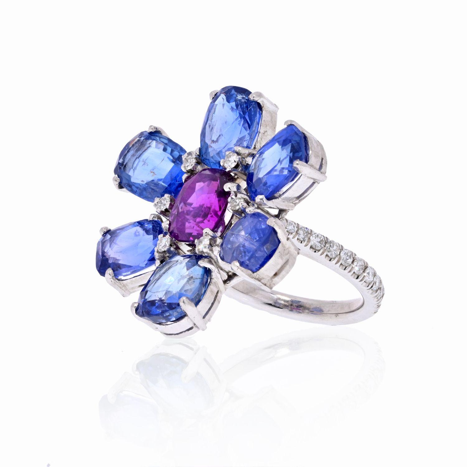 Moderno Anello in platino fatto a mano con zaffiro di Ceylon e fiore viola in vendita