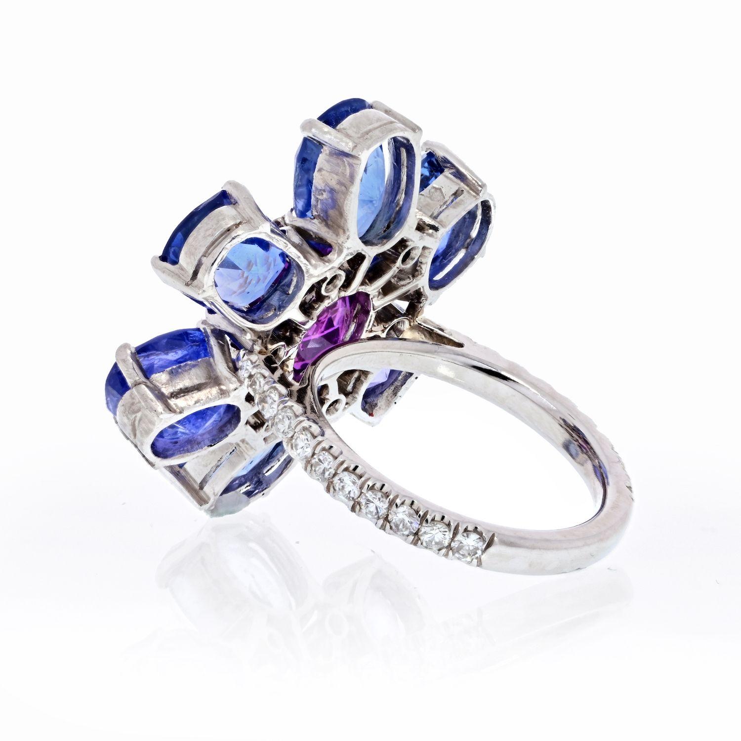 Taglio ovale Anello in platino fatto a mano con zaffiro di Ceylon e fiore viola in vendita