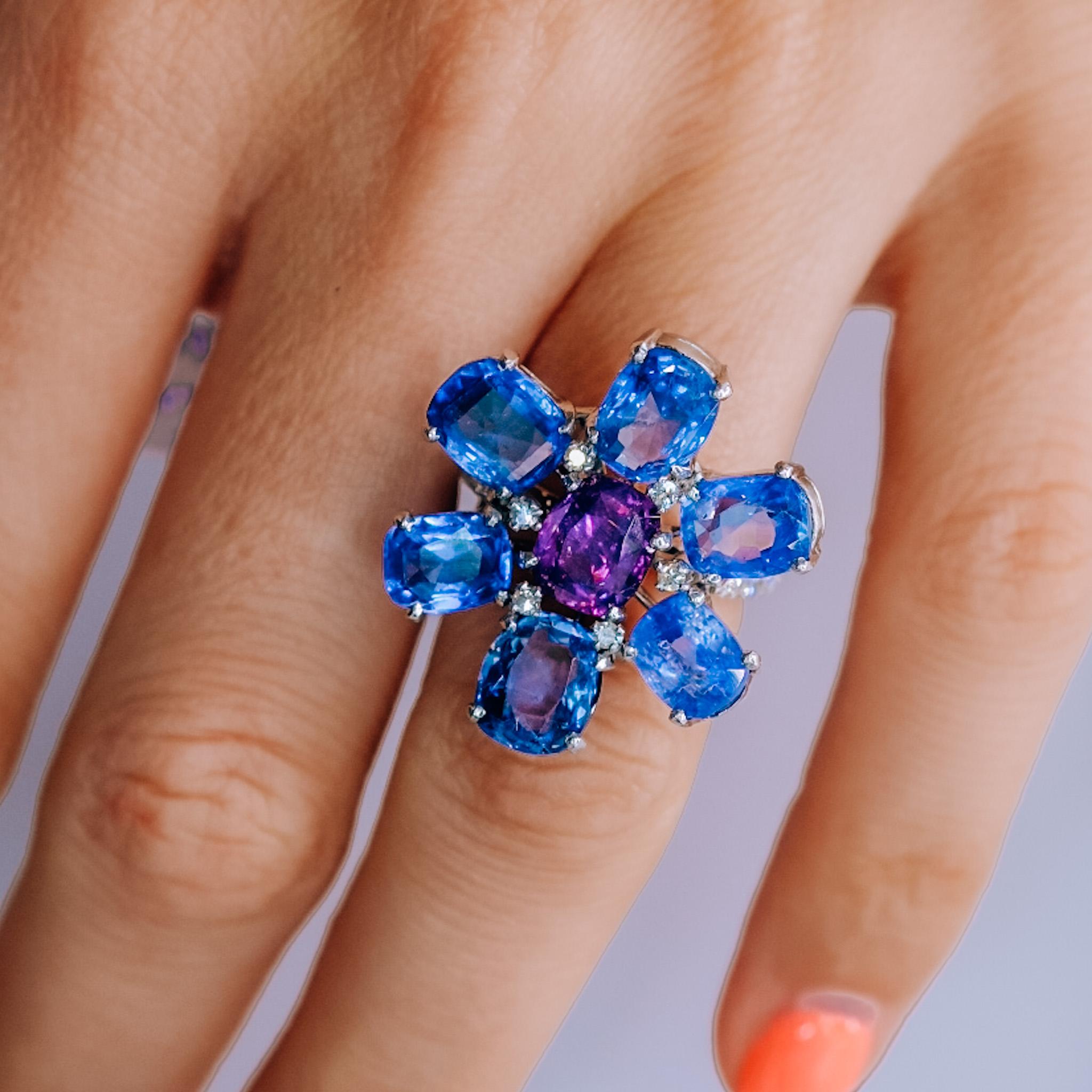 Anello in platino fatto a mano con zaffiro di Ceylon e fiore viola In condizioni ottime in vendita a New York, NY