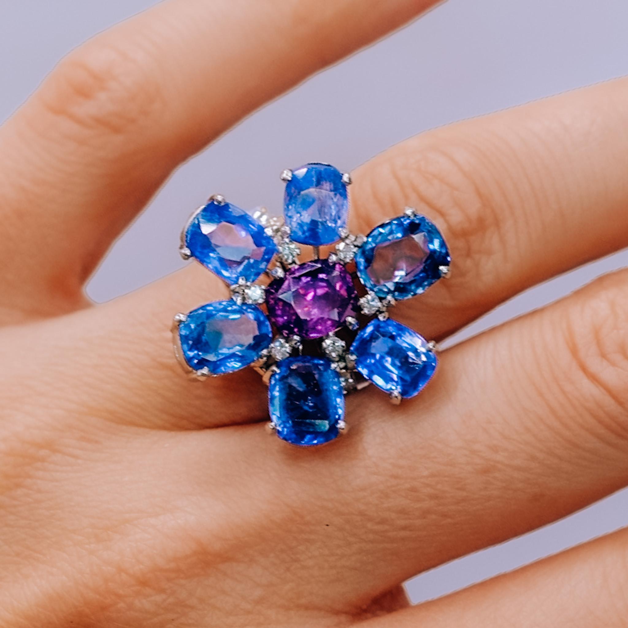 Anello in platino fatto a mano con zaffiro di Ceylon e fiore viola in vendita 1