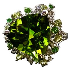 Bague de fiançailles en platine faite à la main avec diamant de 8,43 carats et péridot trillion
